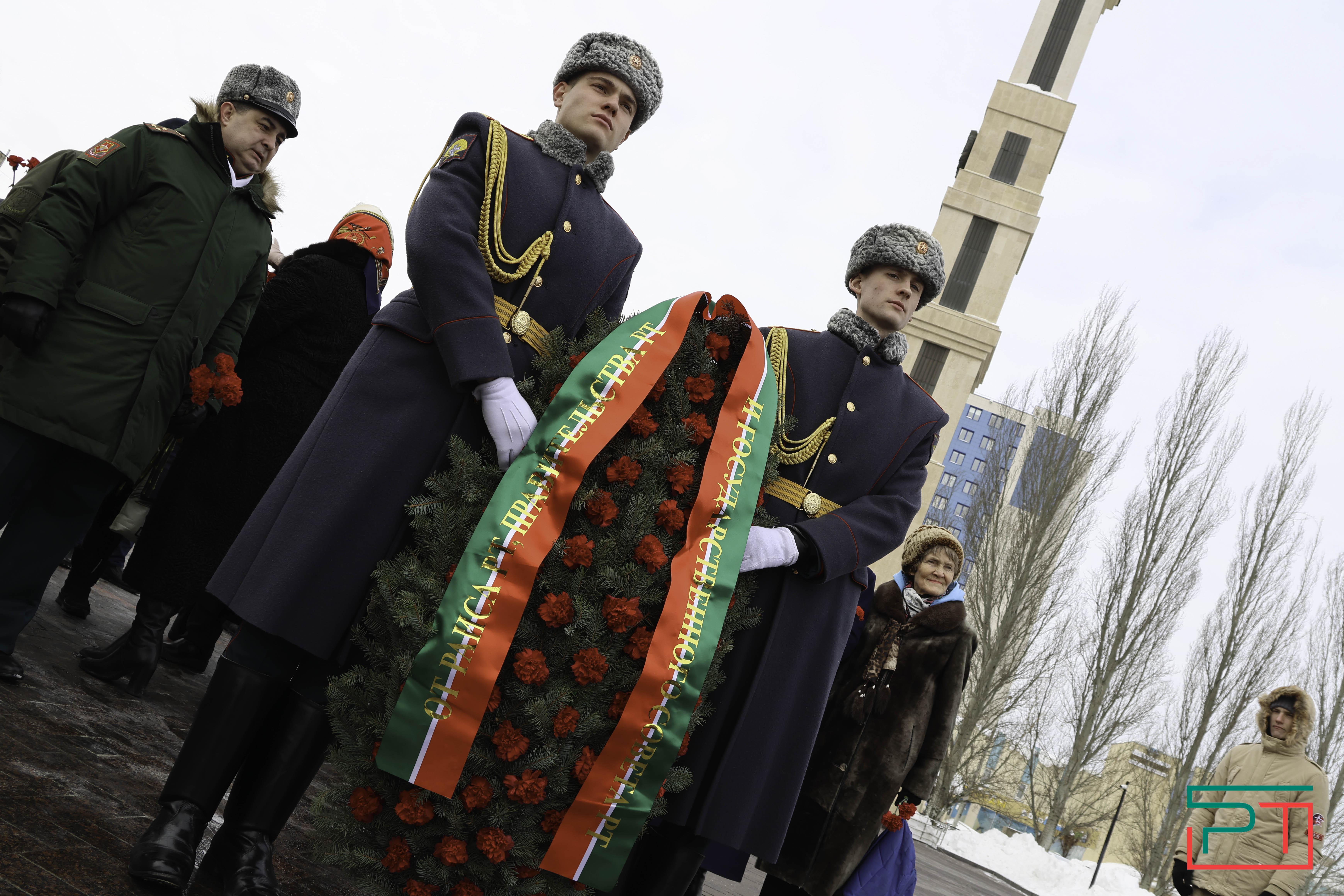В честь Дня защитника Отечества в Казани возложили цветы к Вечному огню