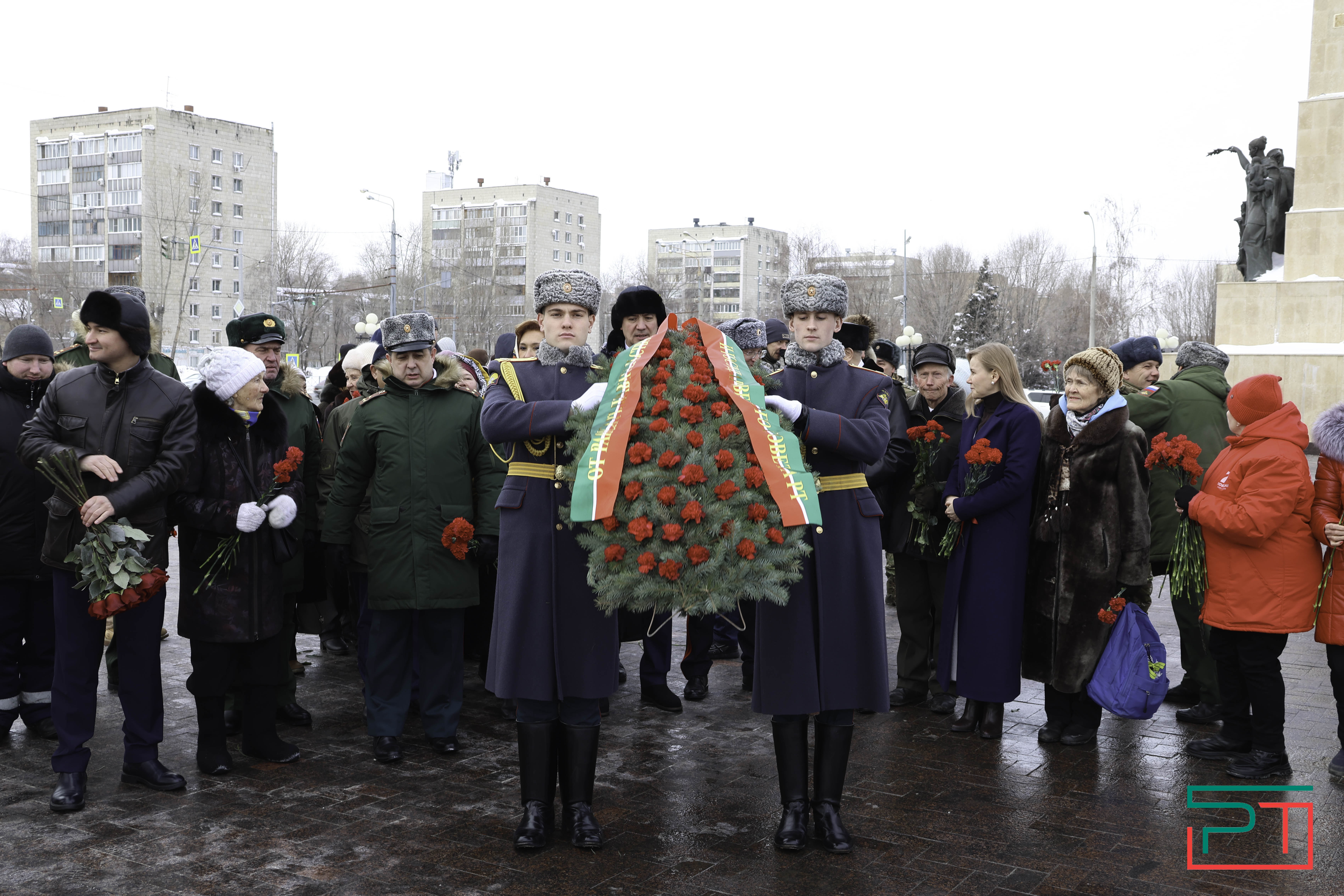 В честь Дня защитника Отечества в Казани возложили цветы к Вечному огню
