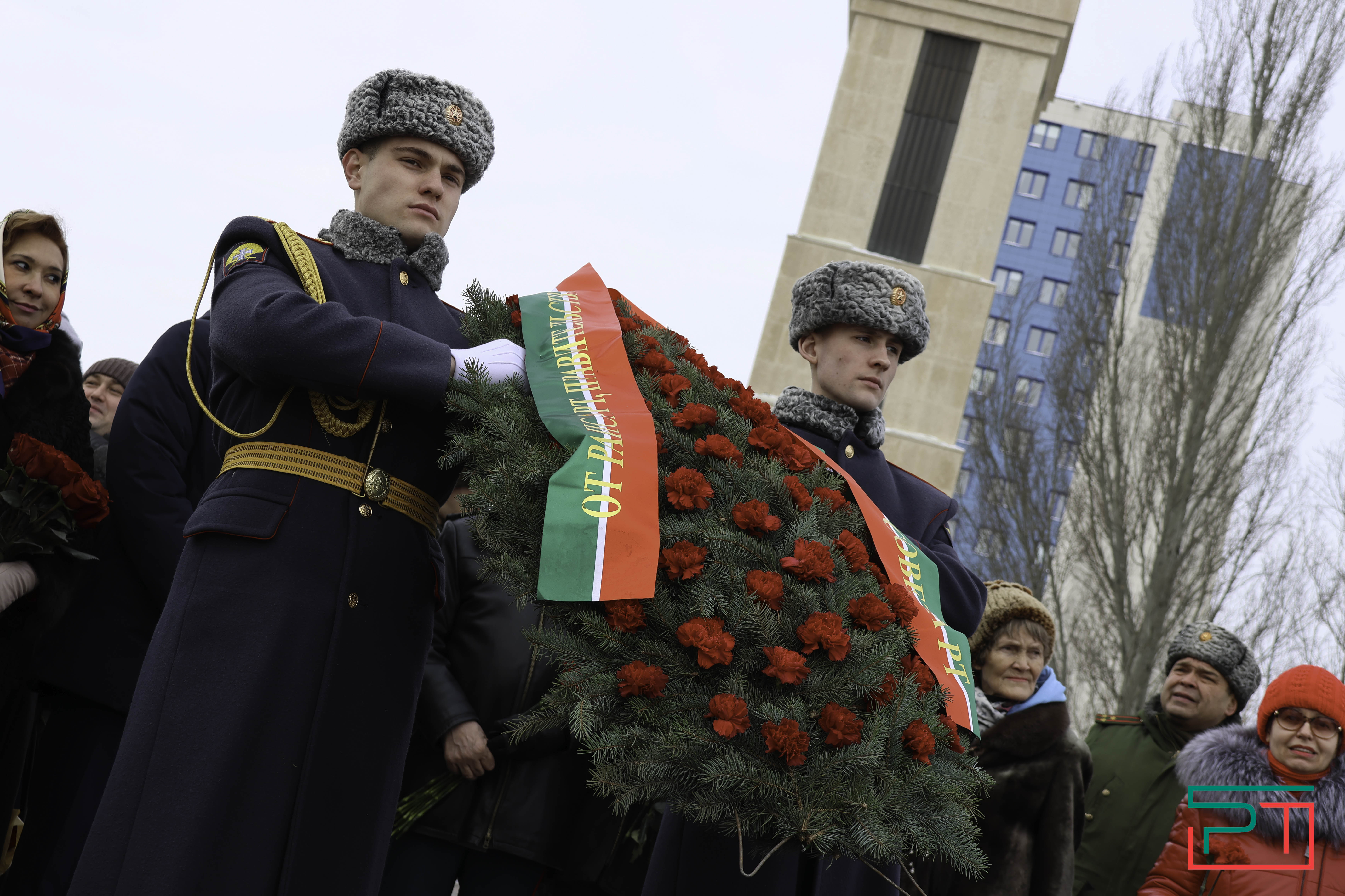 В честь Дня защитника Отечества в Казани возложили цветы к Вечному огню