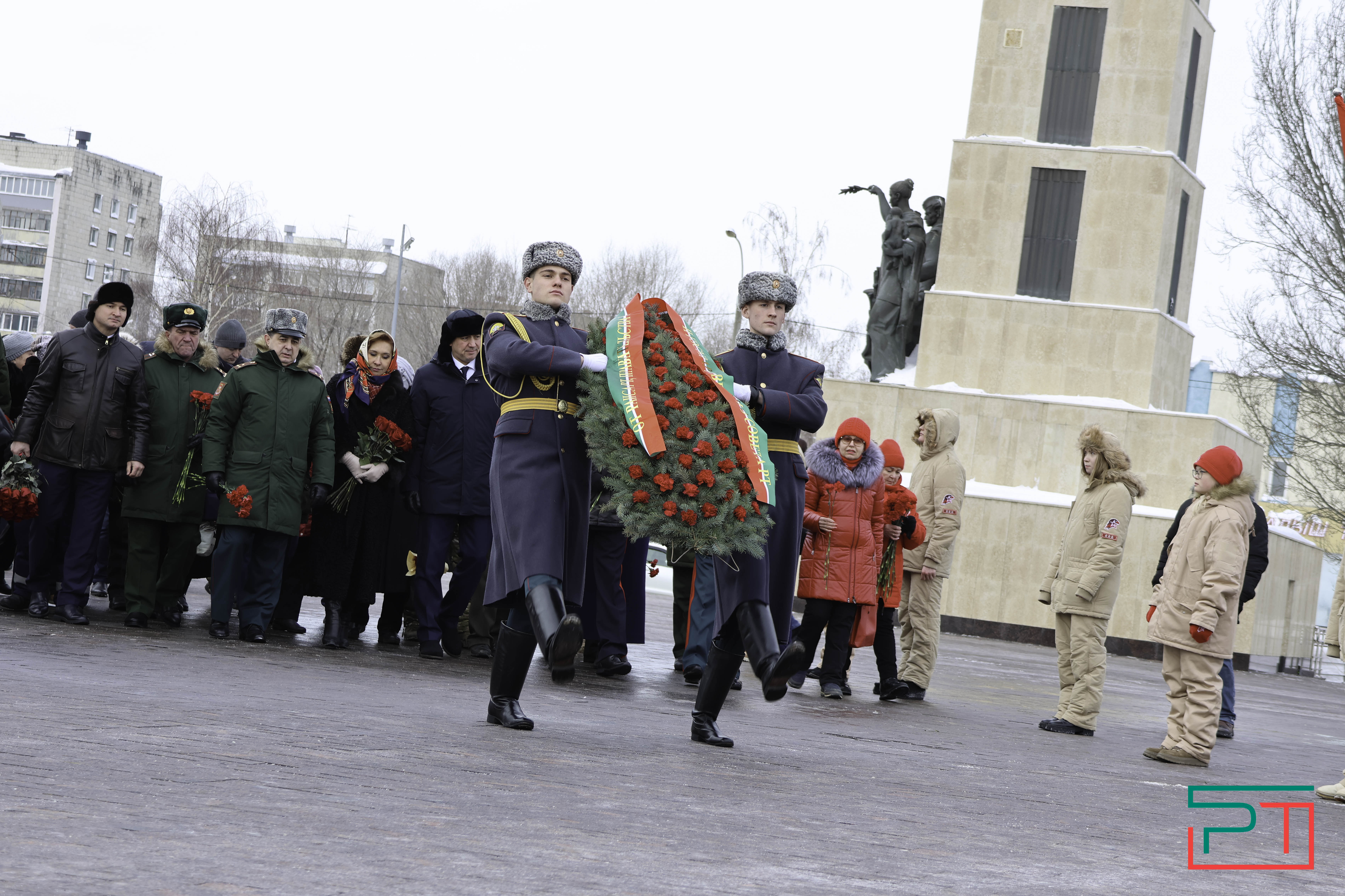 В честь Дня защитника Отечества в Казани возложили цветы к Вечному огню