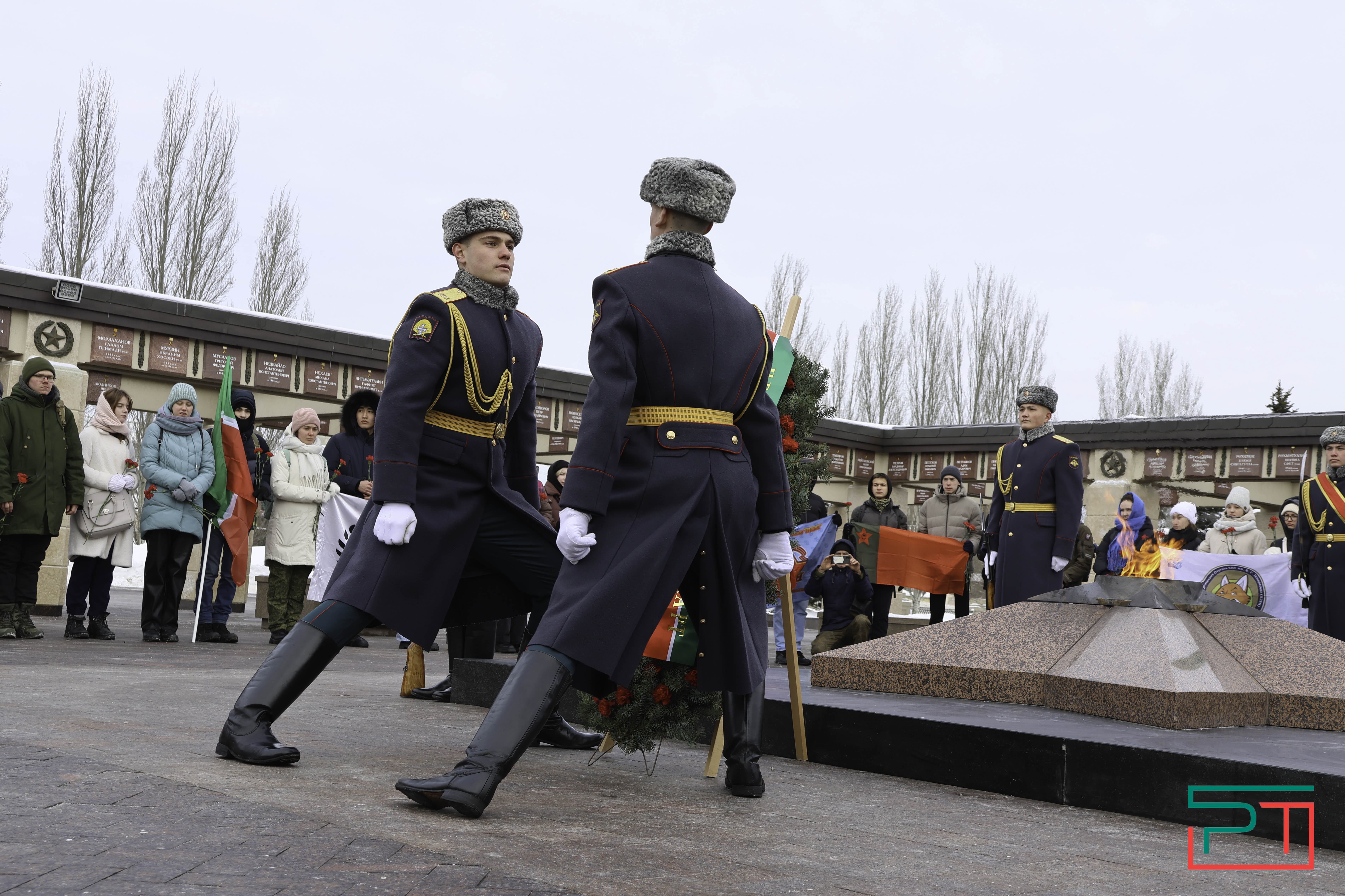 В честь Дня защитника Отечества в Казани возложили цветы к Вечному огню
