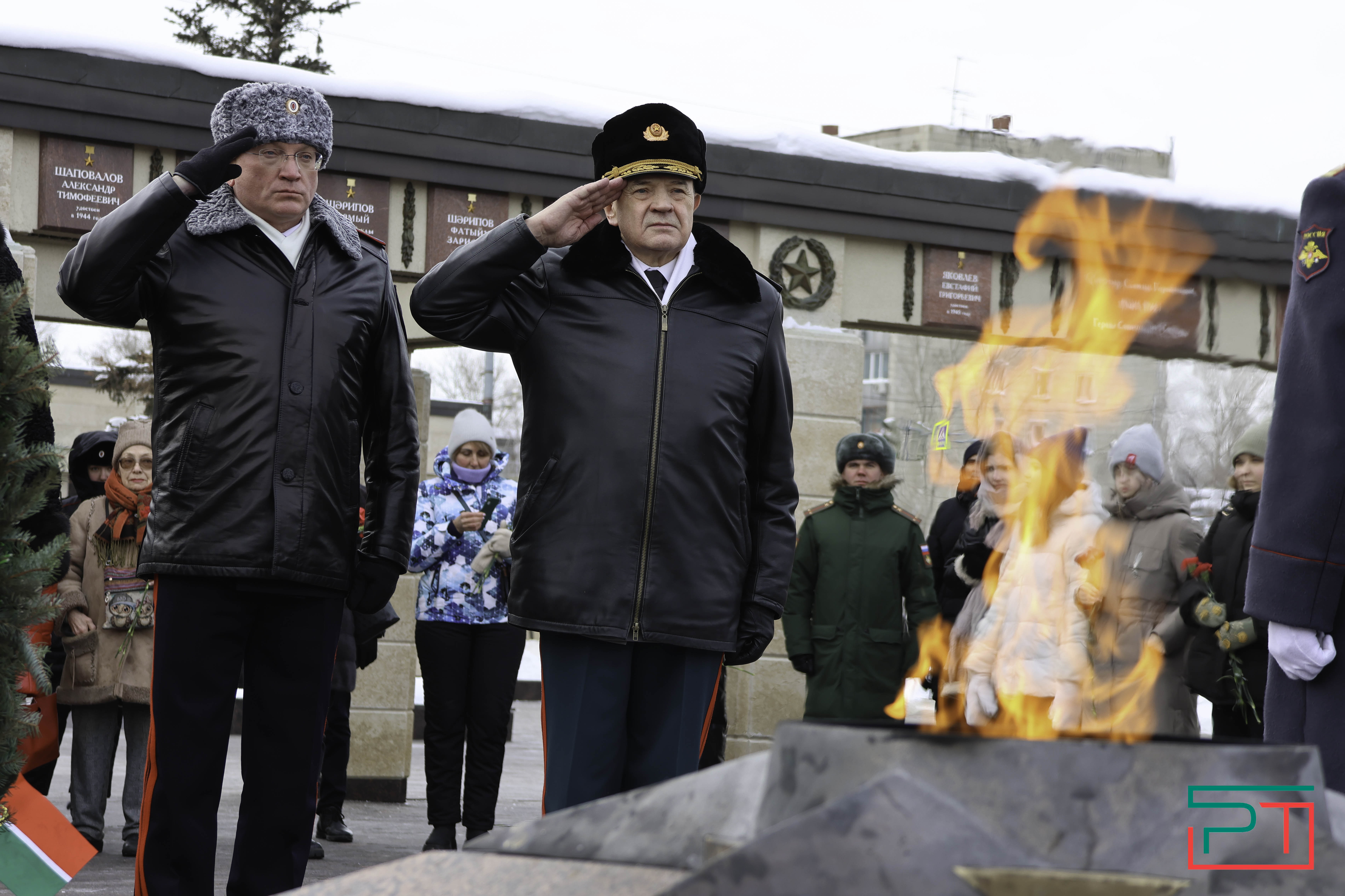 В честь Дня защитника Отечества в Казани возложили цветы к Вечному огню