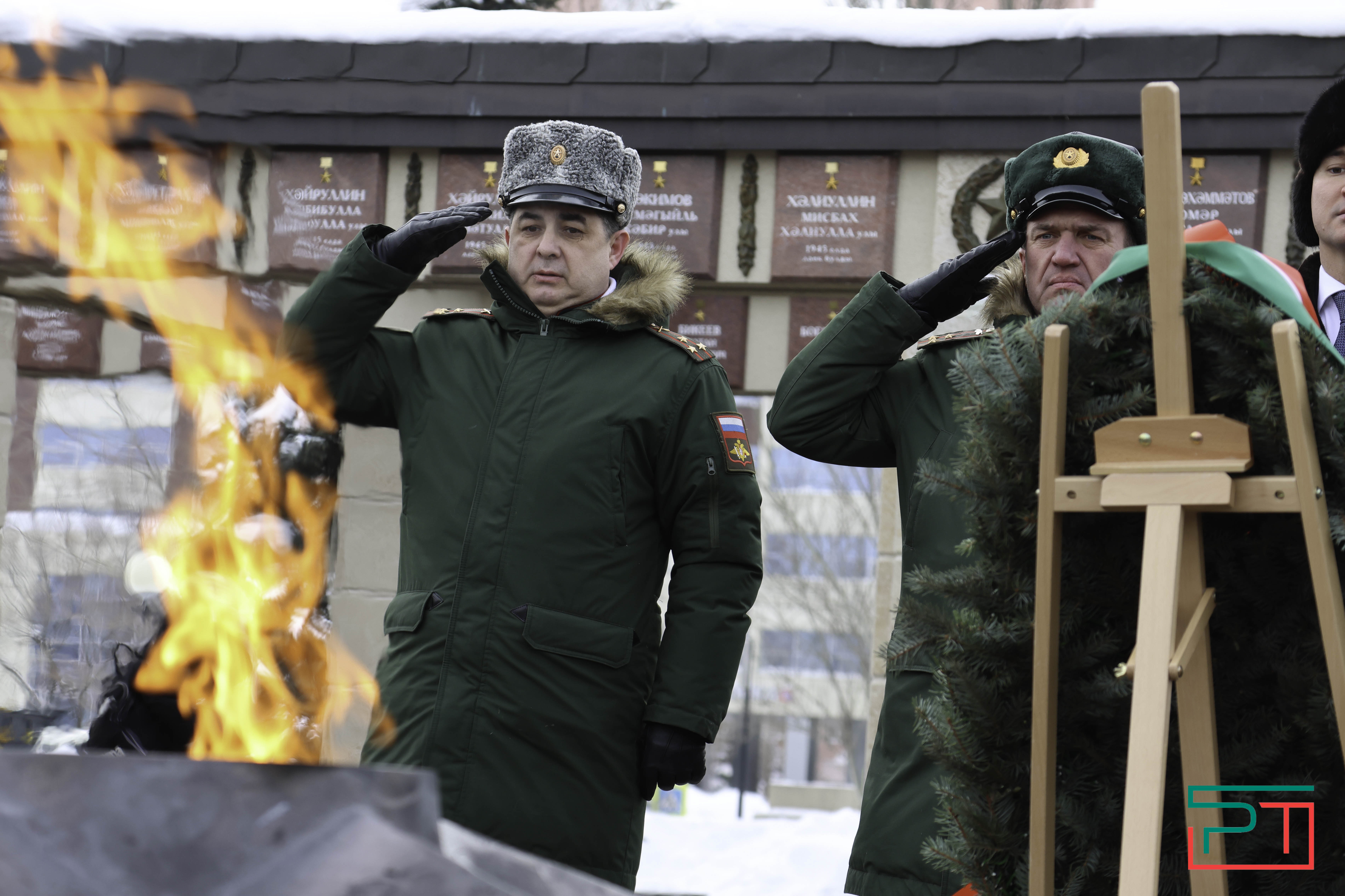 В честь Дня защитника Отечества в Казани возложили цветы к Вечному огню