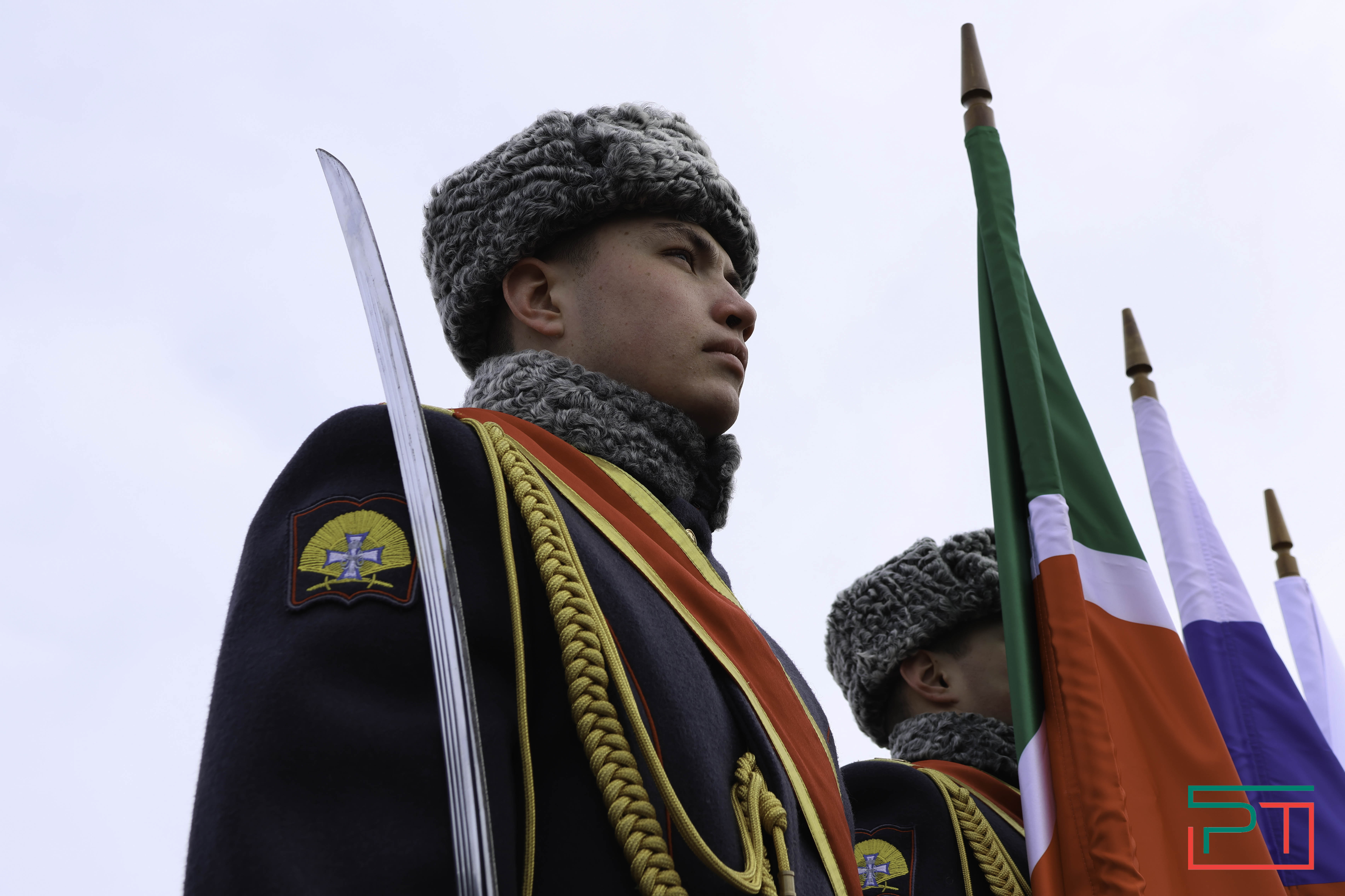 В честь Дня защитника Отечества в Казани возложили цветы к Вечному огню