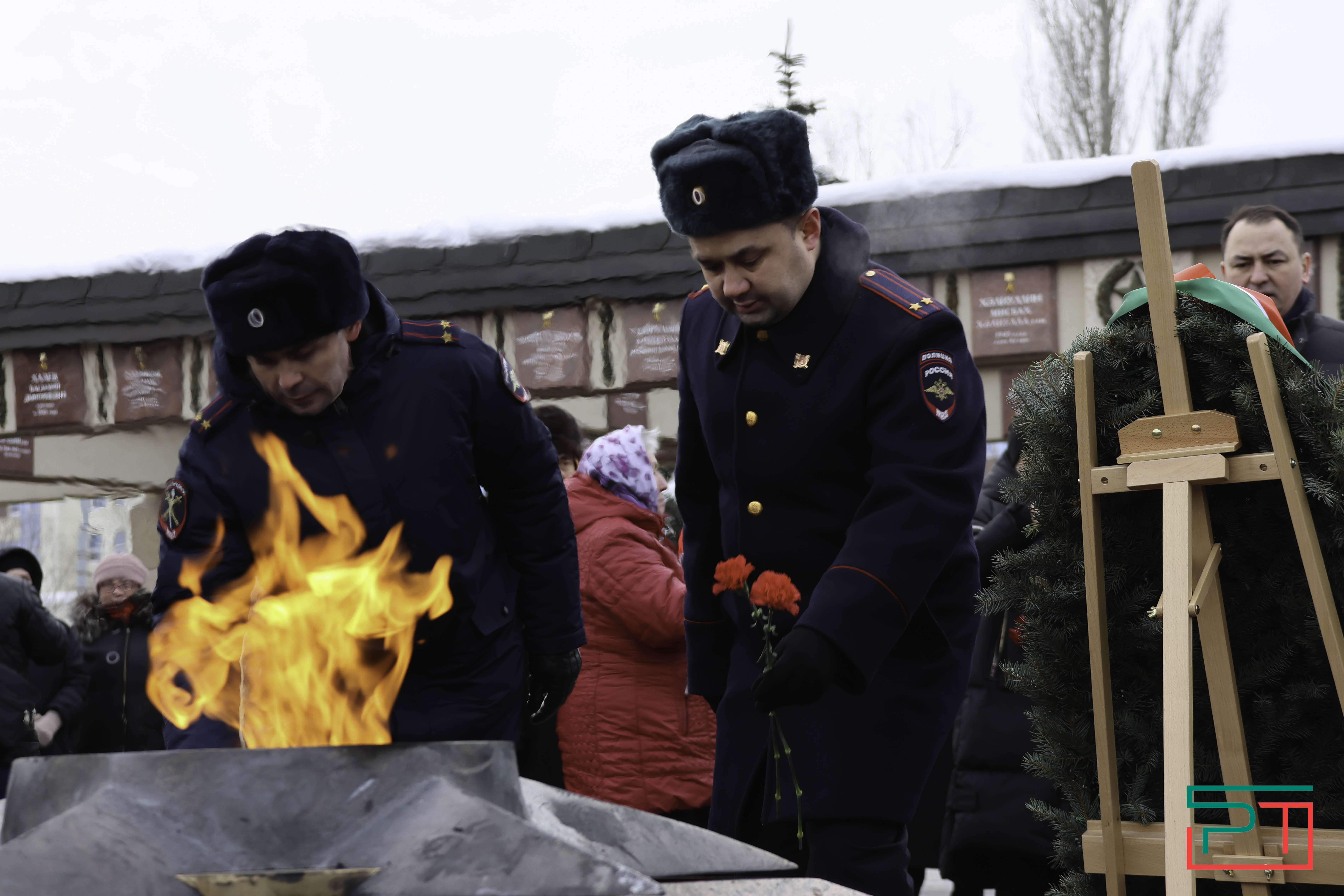 В честь Дня защитника Отечества в Казани возложили цветы к Вечному огню