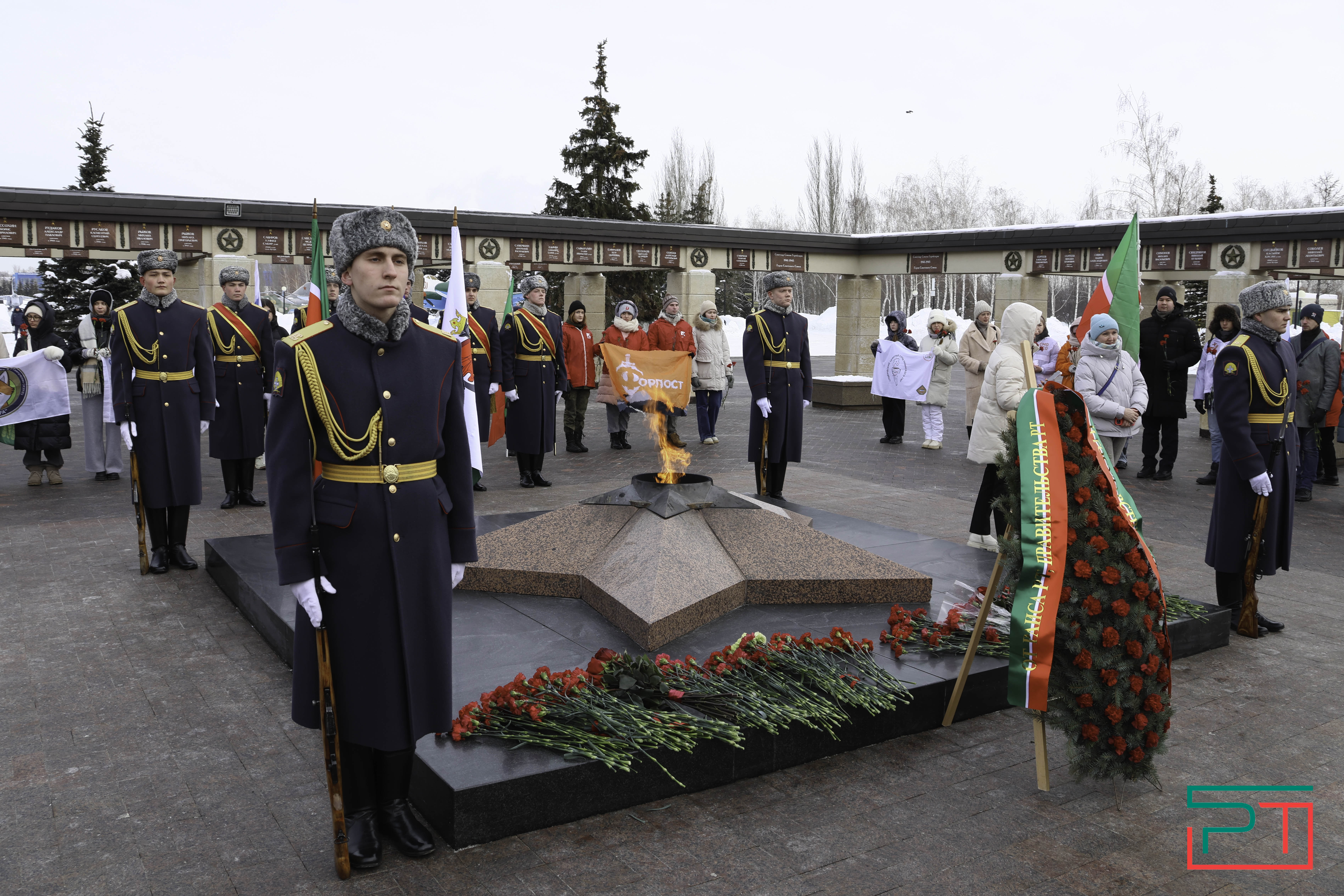 В честь Дня защитника Отечества в Казани возложили цветы к Вечному огню