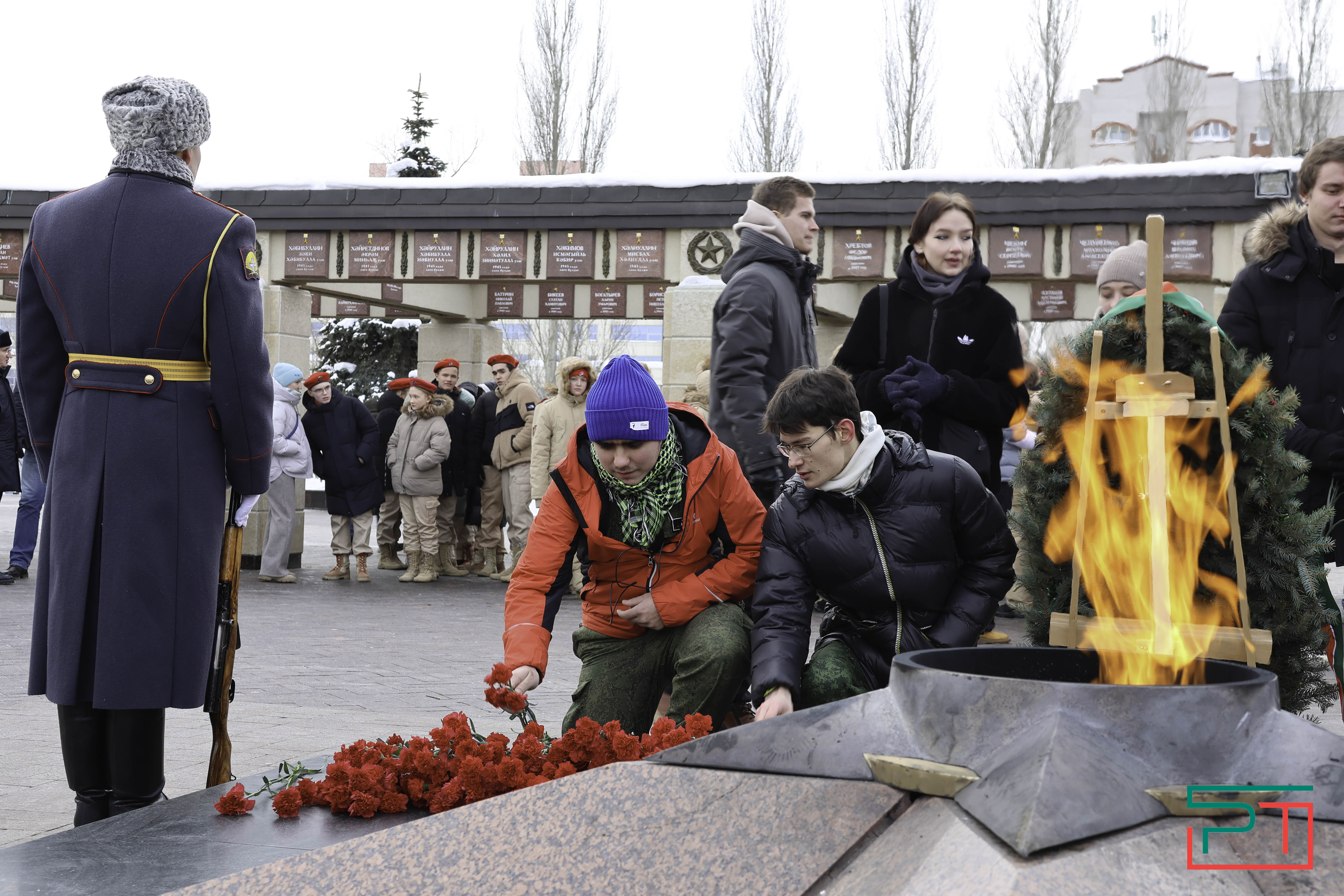 В честь Дня защитника Отечества в Казани возложили цветы к Вечному огню