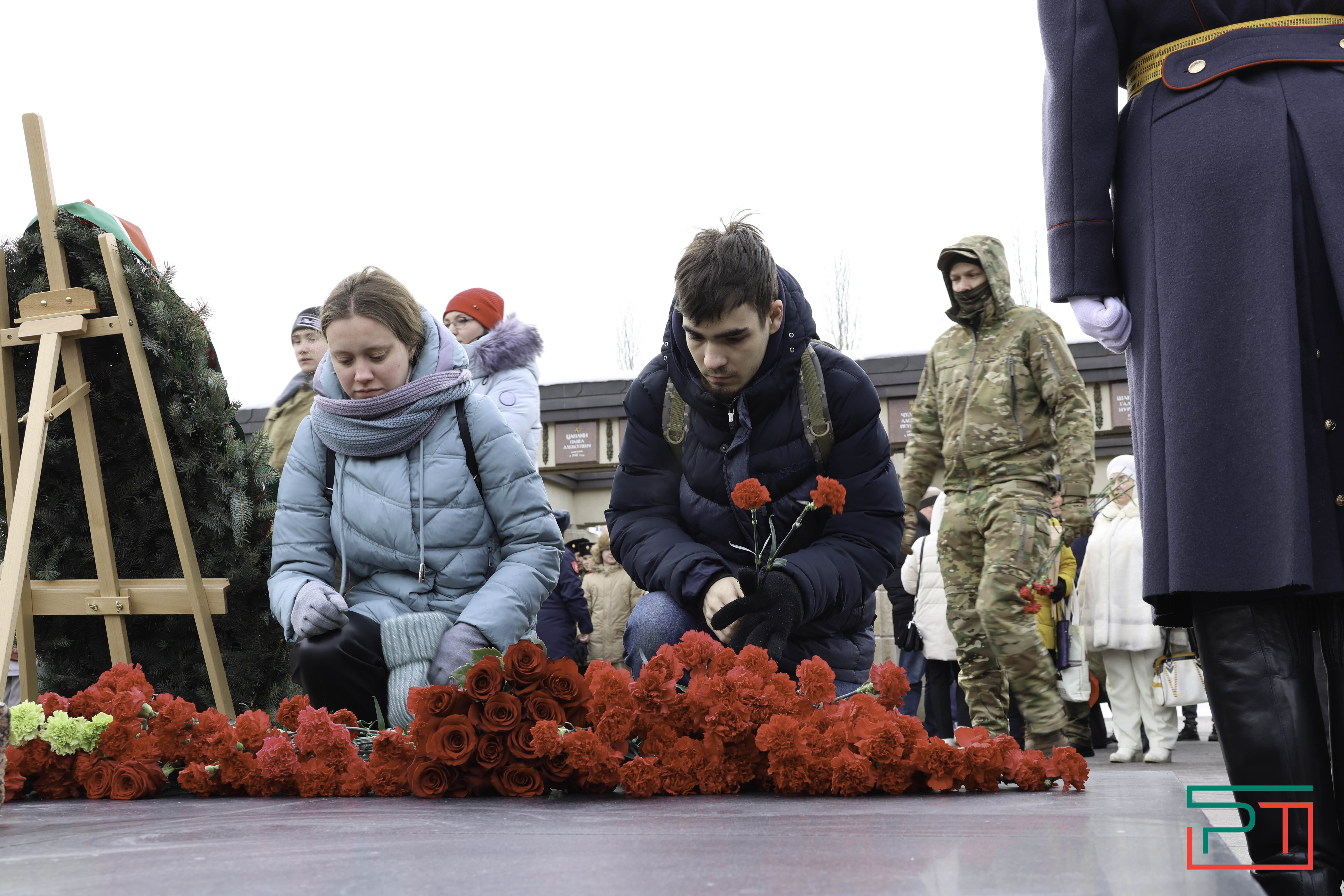 В честь Дня защитника Отечества в Казани возложили цветы к Вечному огню