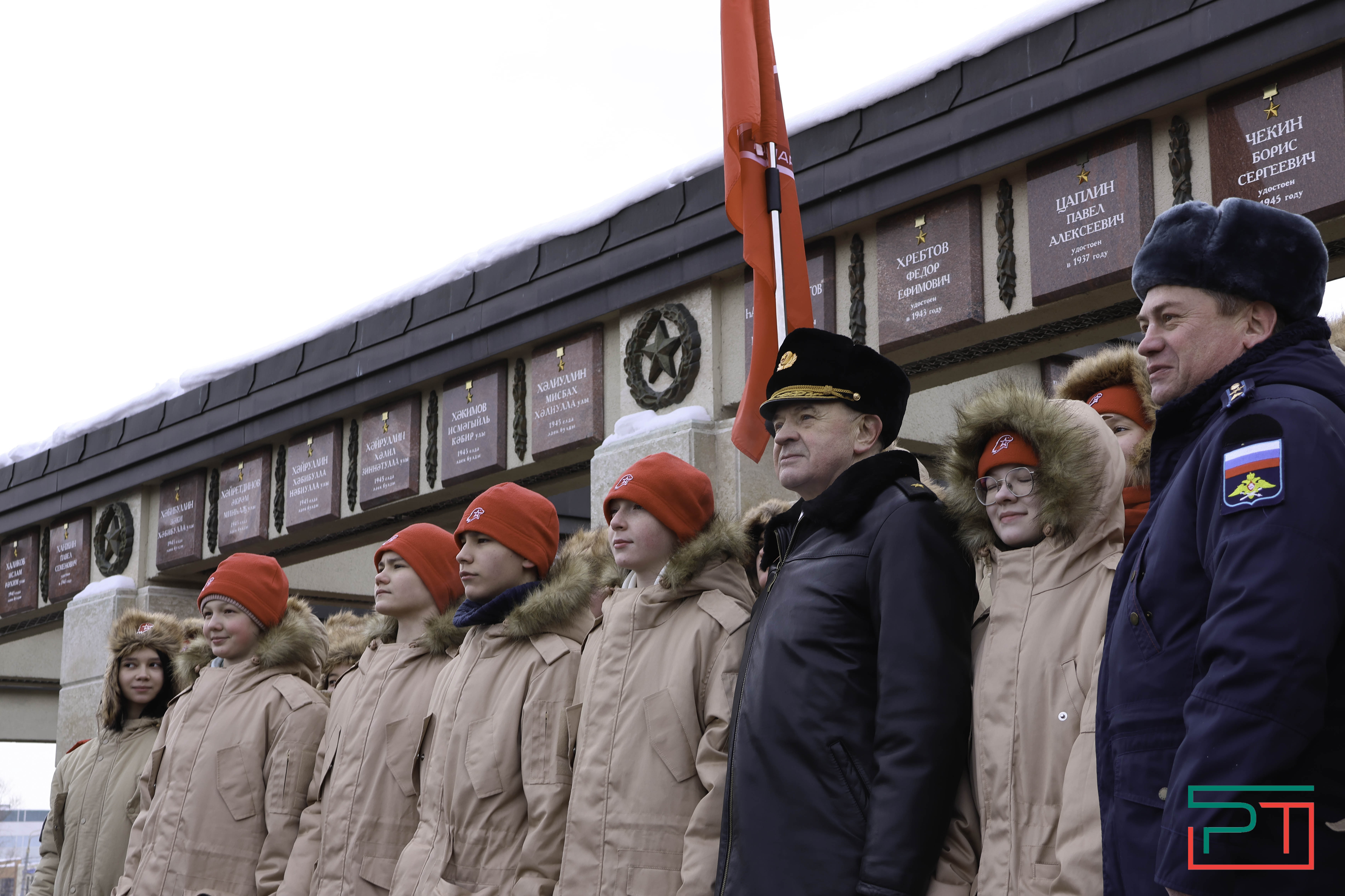 В честь Дня защитника Отечества в Казани возложили цветы к Вечному огню