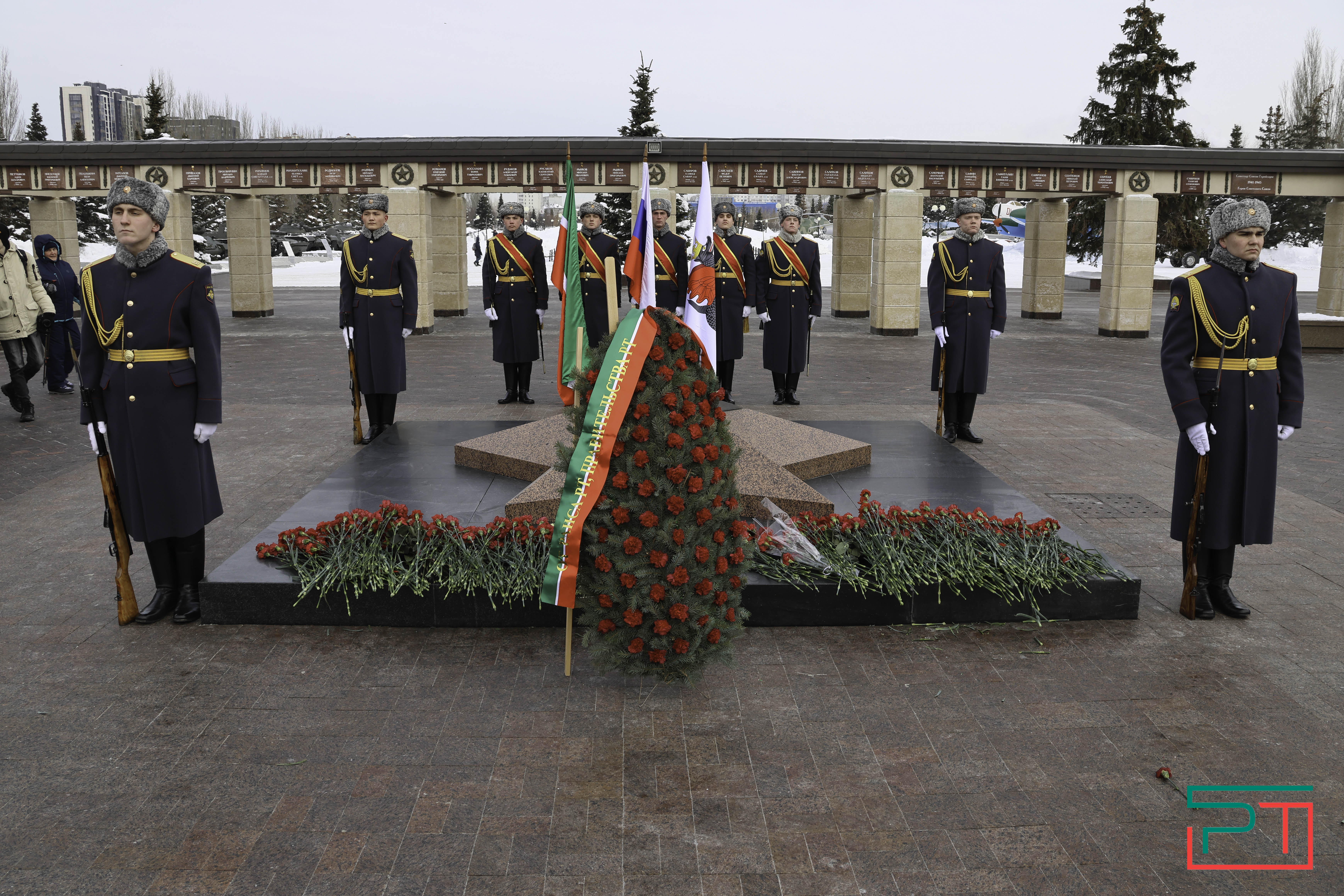 В честь Дня защитника Отечества в Казани возложили цветы к Вечному огню