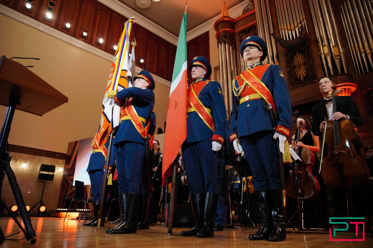 Минниханов посетил концерт, посвященный Дню защитника Отечества