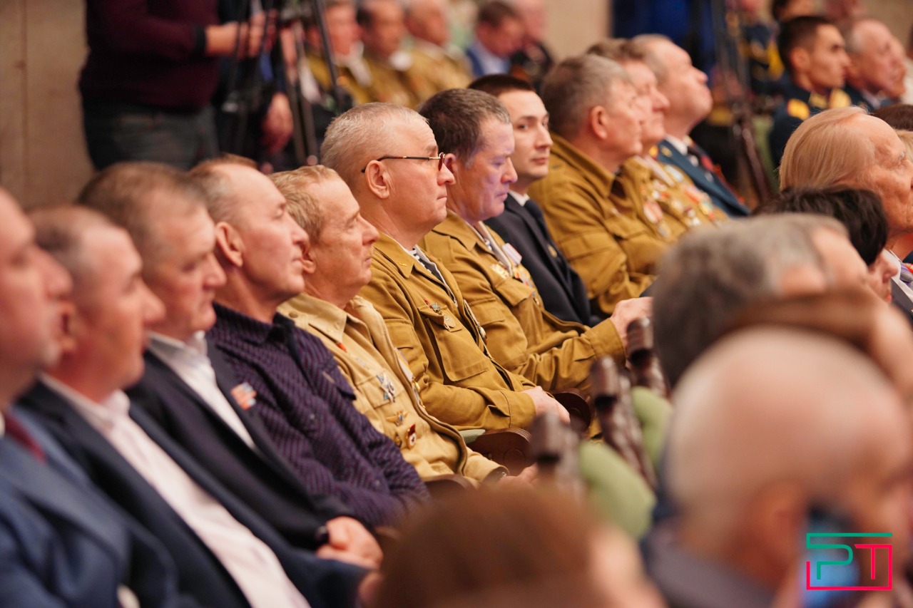 Минниханов посетил концерт, посвященный Дню защитника Отечества