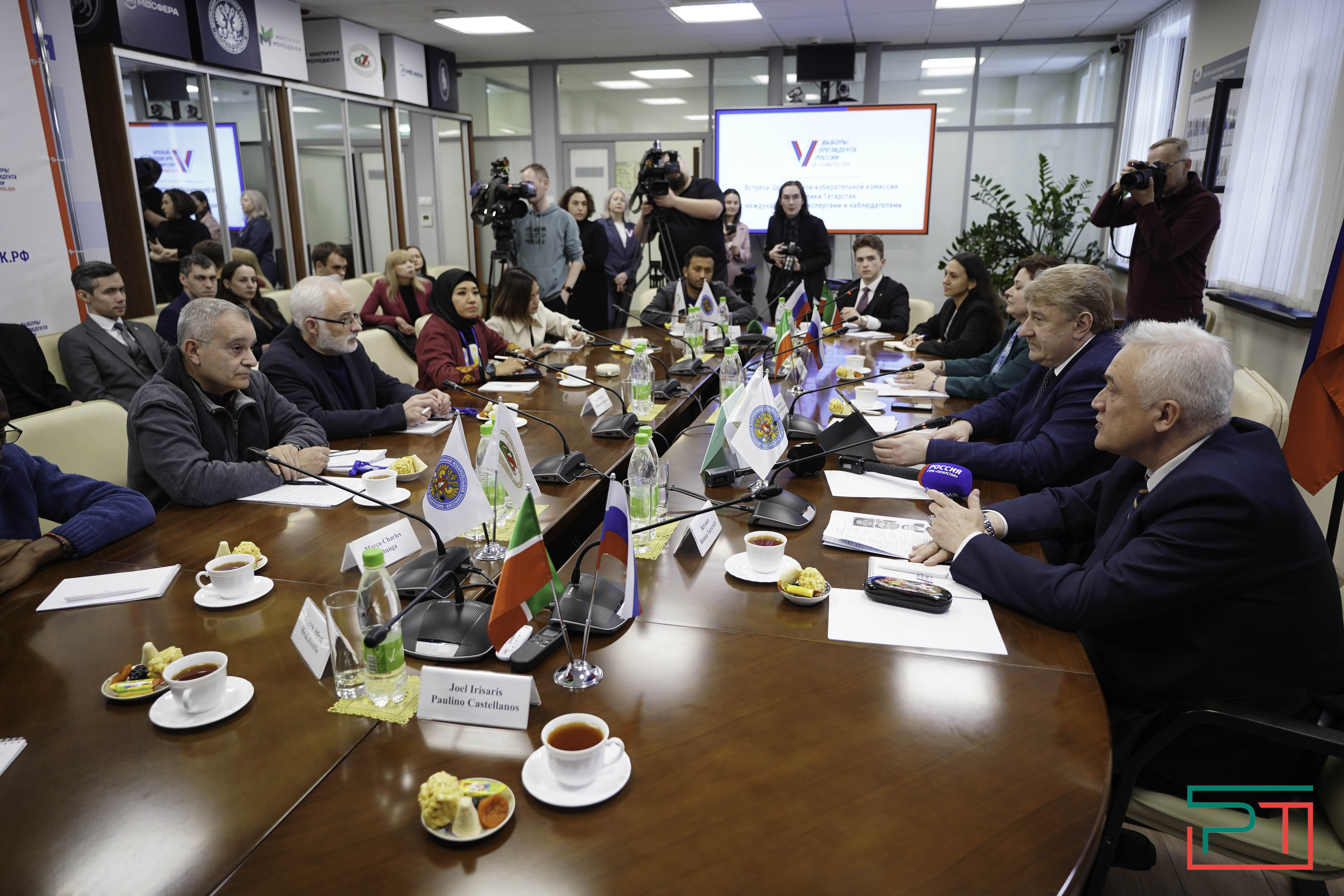 Председатель ЦИК РТ встретился с международными наблюдателями