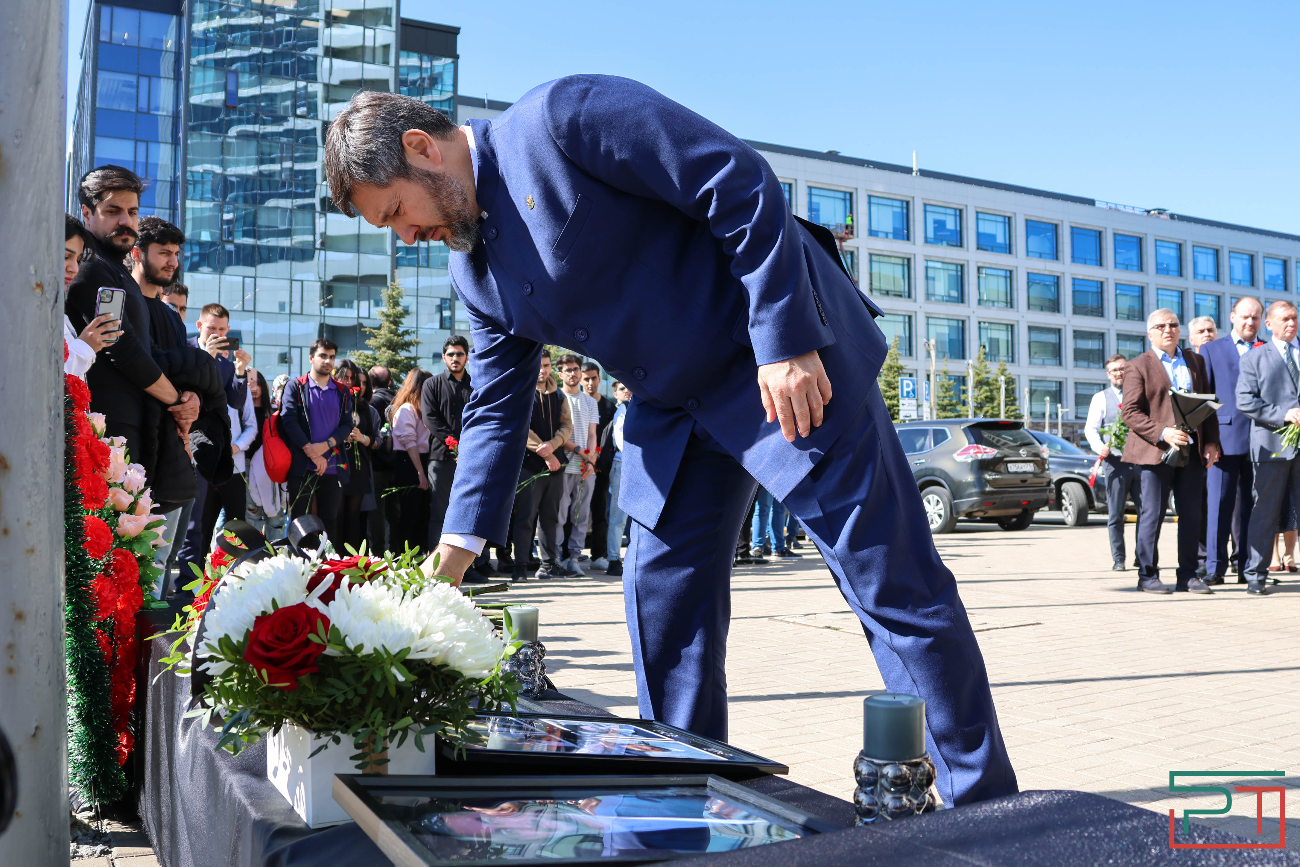 В Казани возложили цветы в память о гибели Президента Ирана