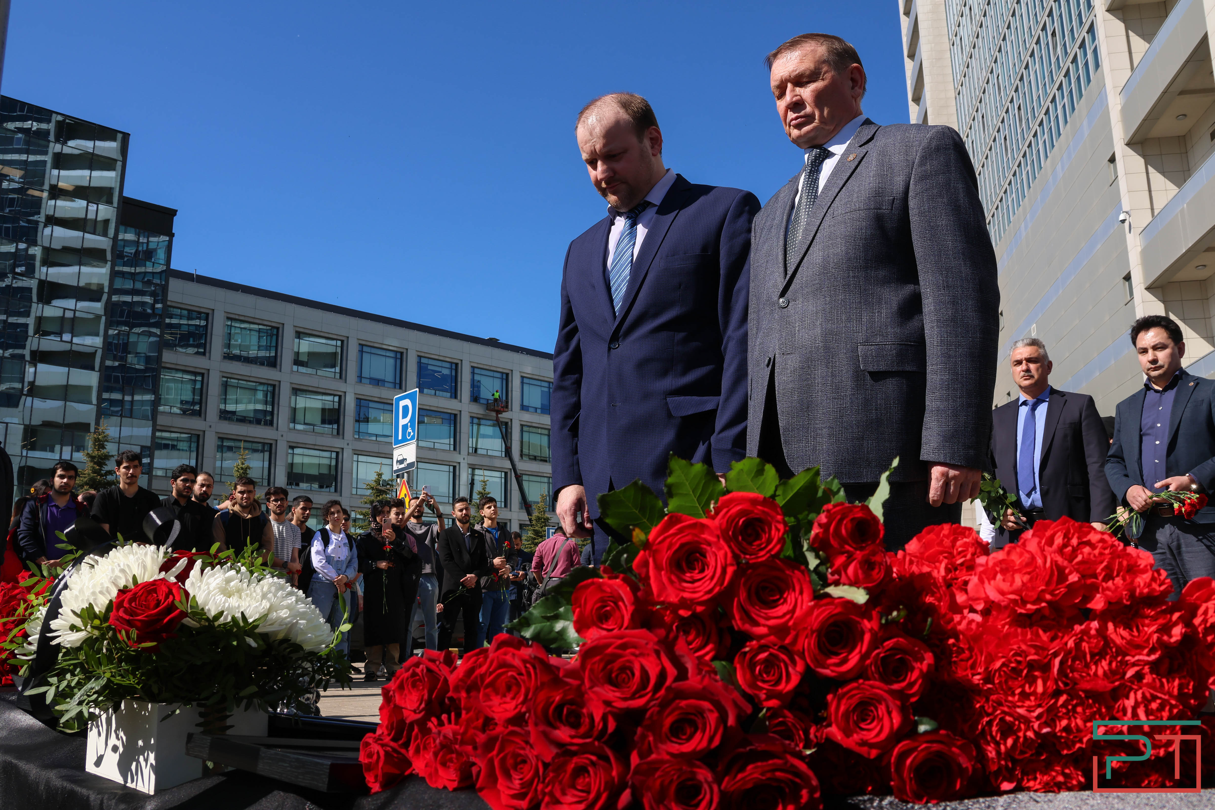 В Казани возложили цветы в память о гибели Президента Ирана