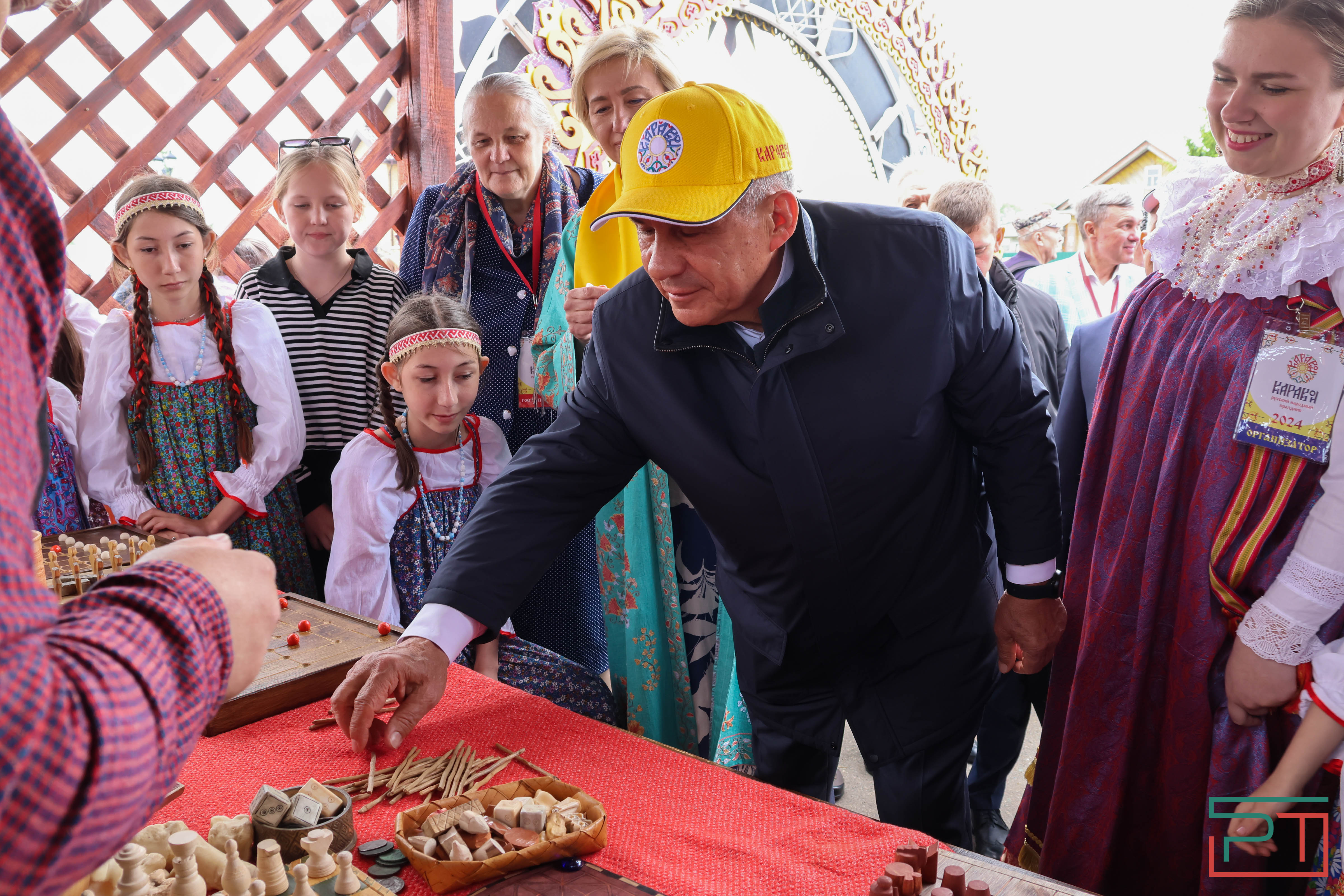 Минниханов посетил русский народный праздник Каравон