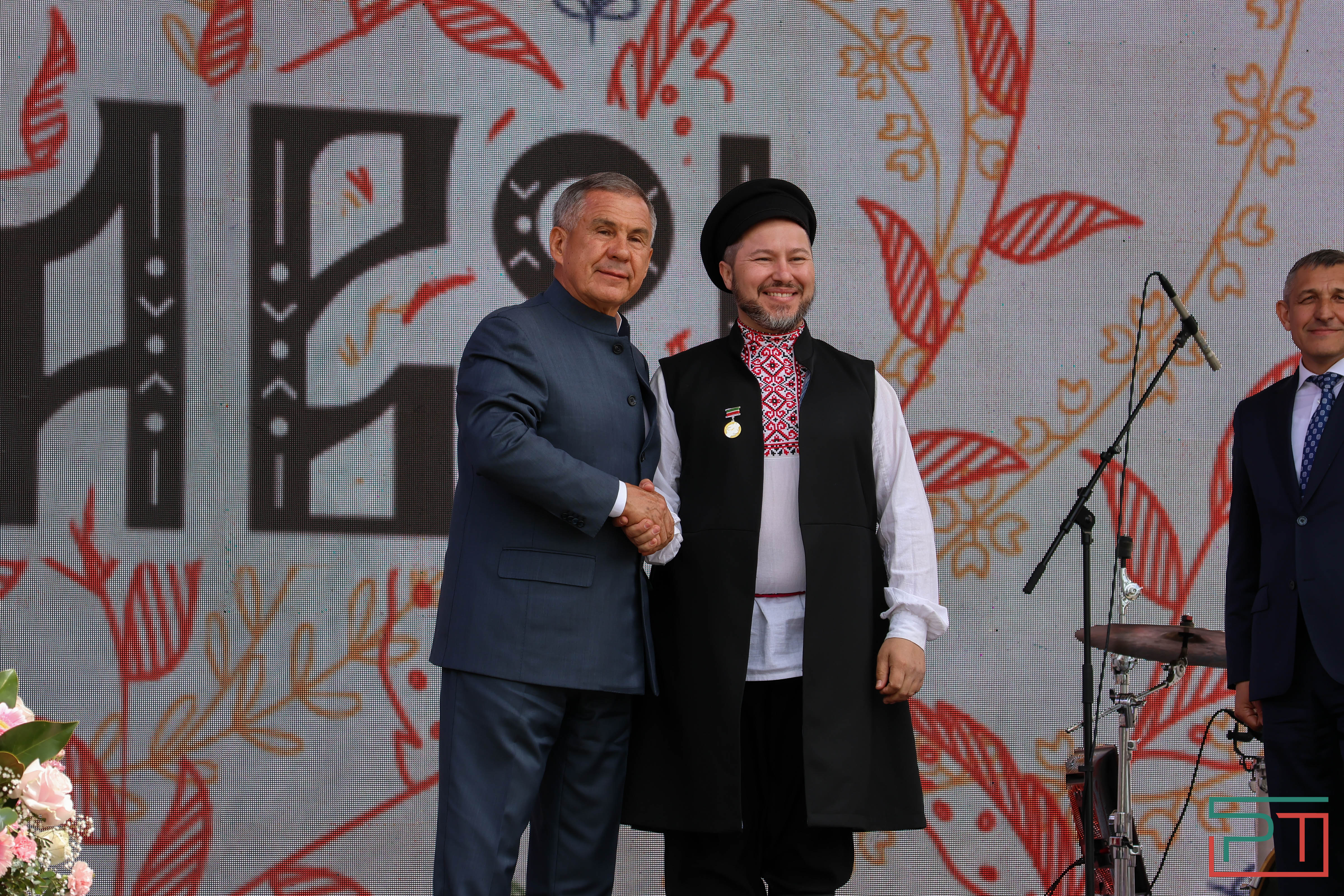 Минниханов посетил русский народный праздник Каравон