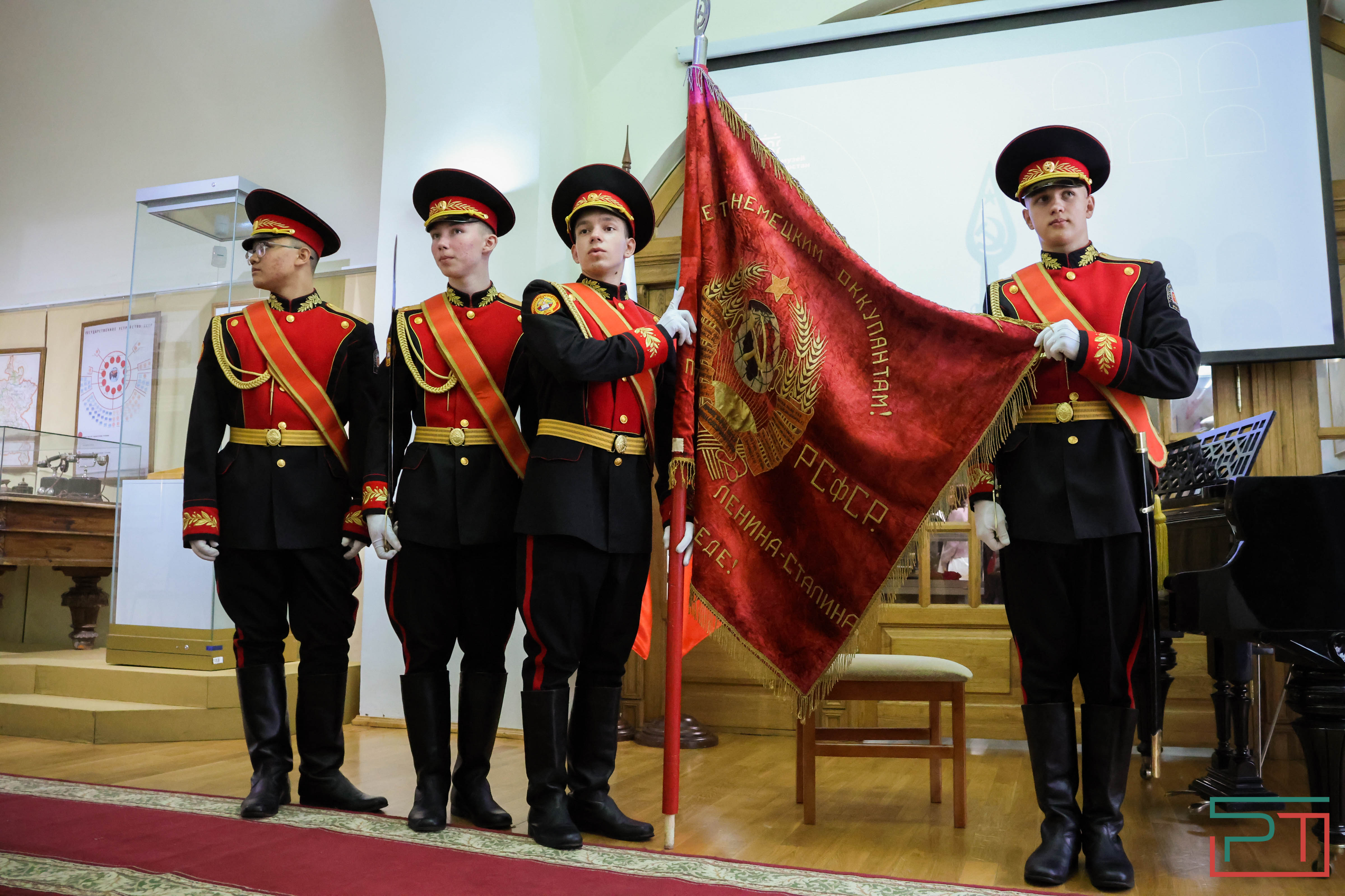 Акция «Знамя – символ Победы» прошла в Нацмузее РТ