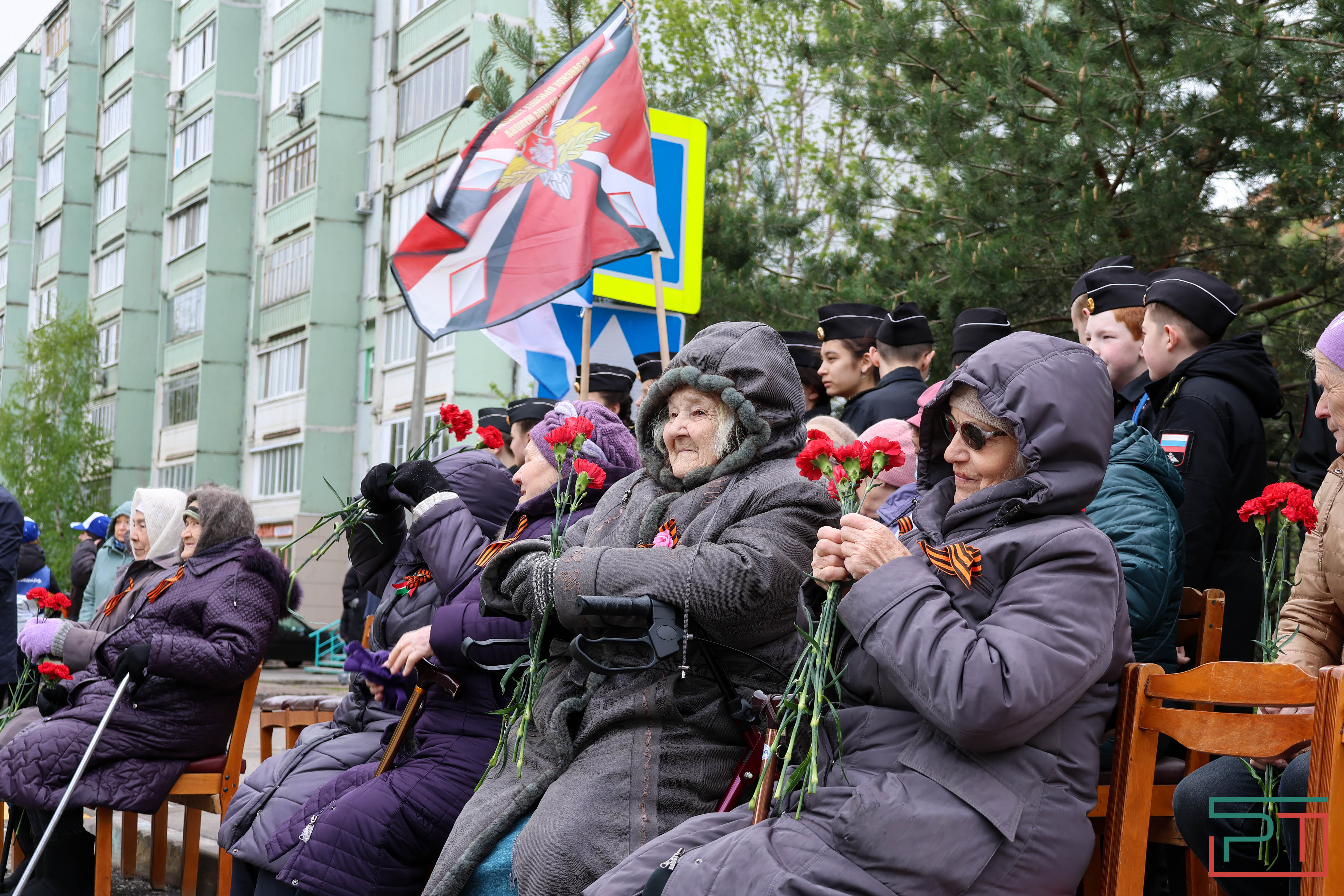 Акция "Парад у дома ветерана" прошла в Казани