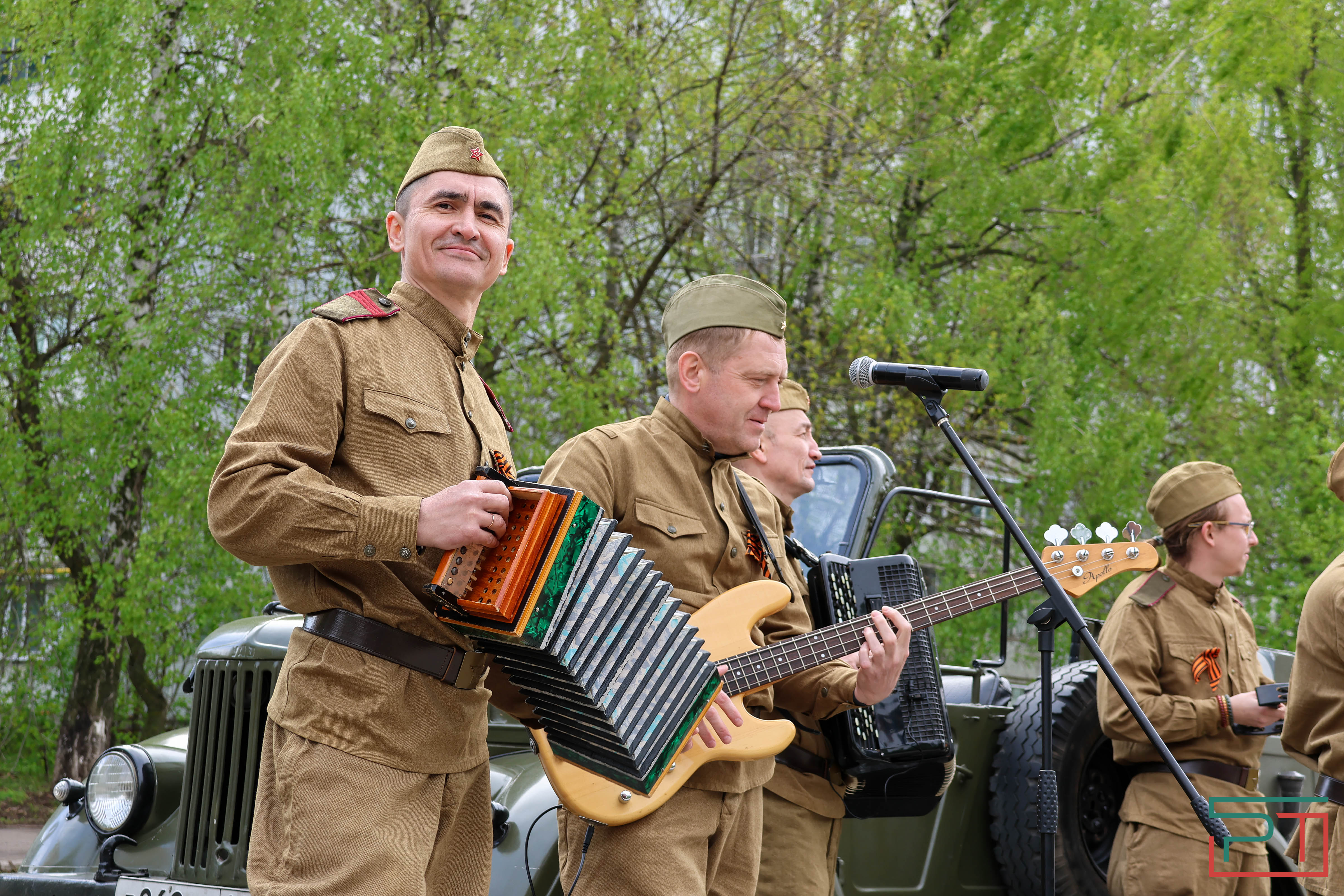 Акция "Парад у дома ветерана" прошла в Казани