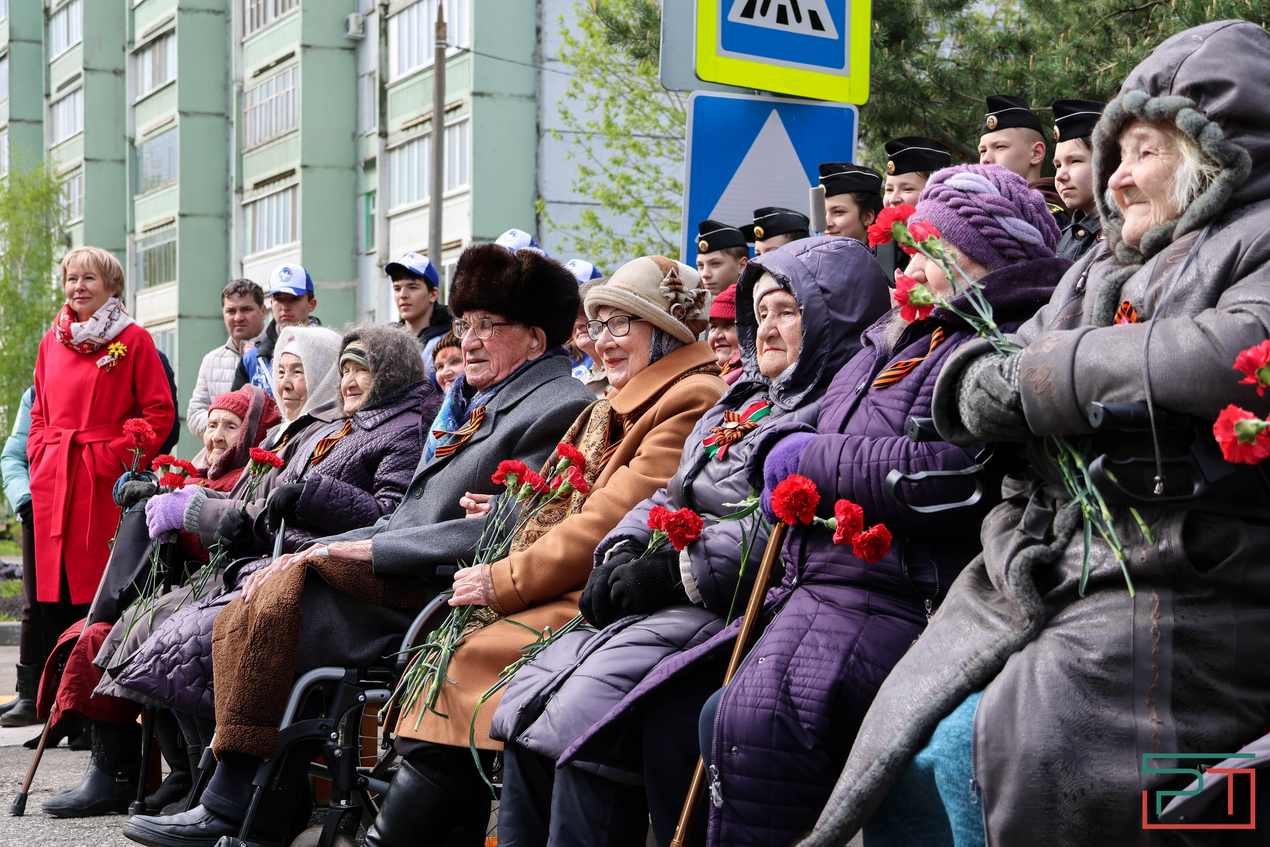 Акция "Парад у дома ветерана" прошла в Казани