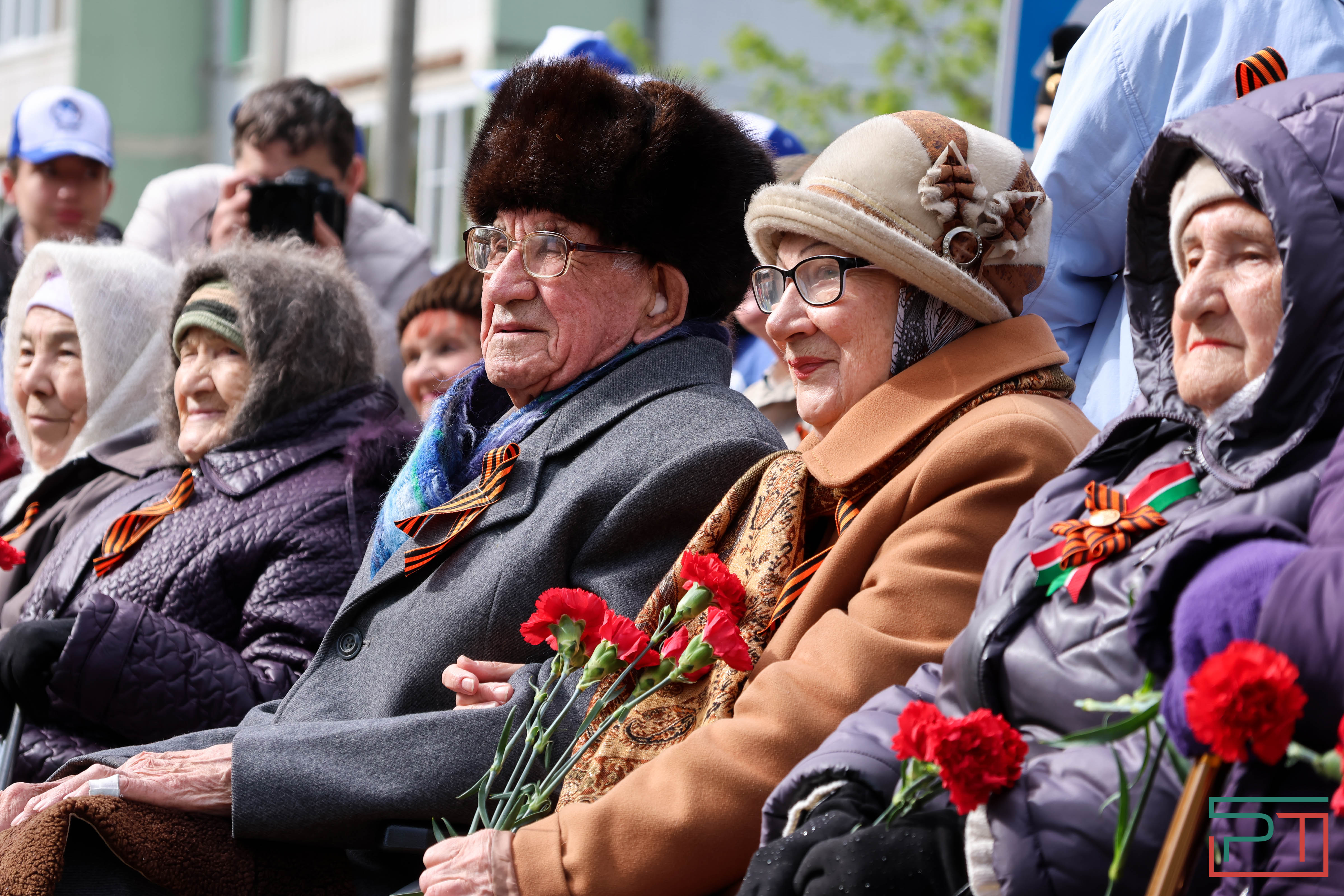 Акция "Парад у дома ветерана" прошла в Казани