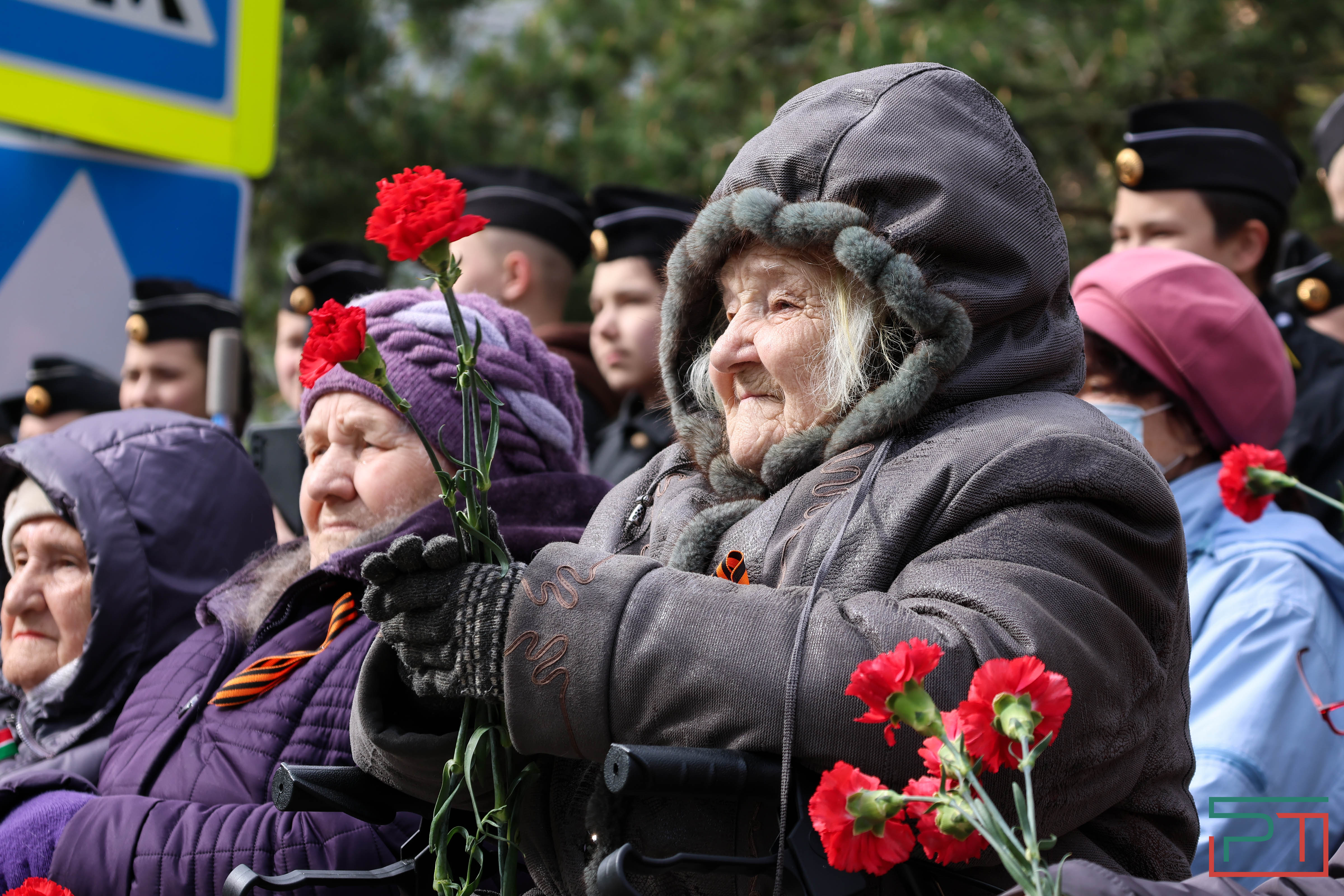 Акция "Парад у дома ветерана" прошла в Казани