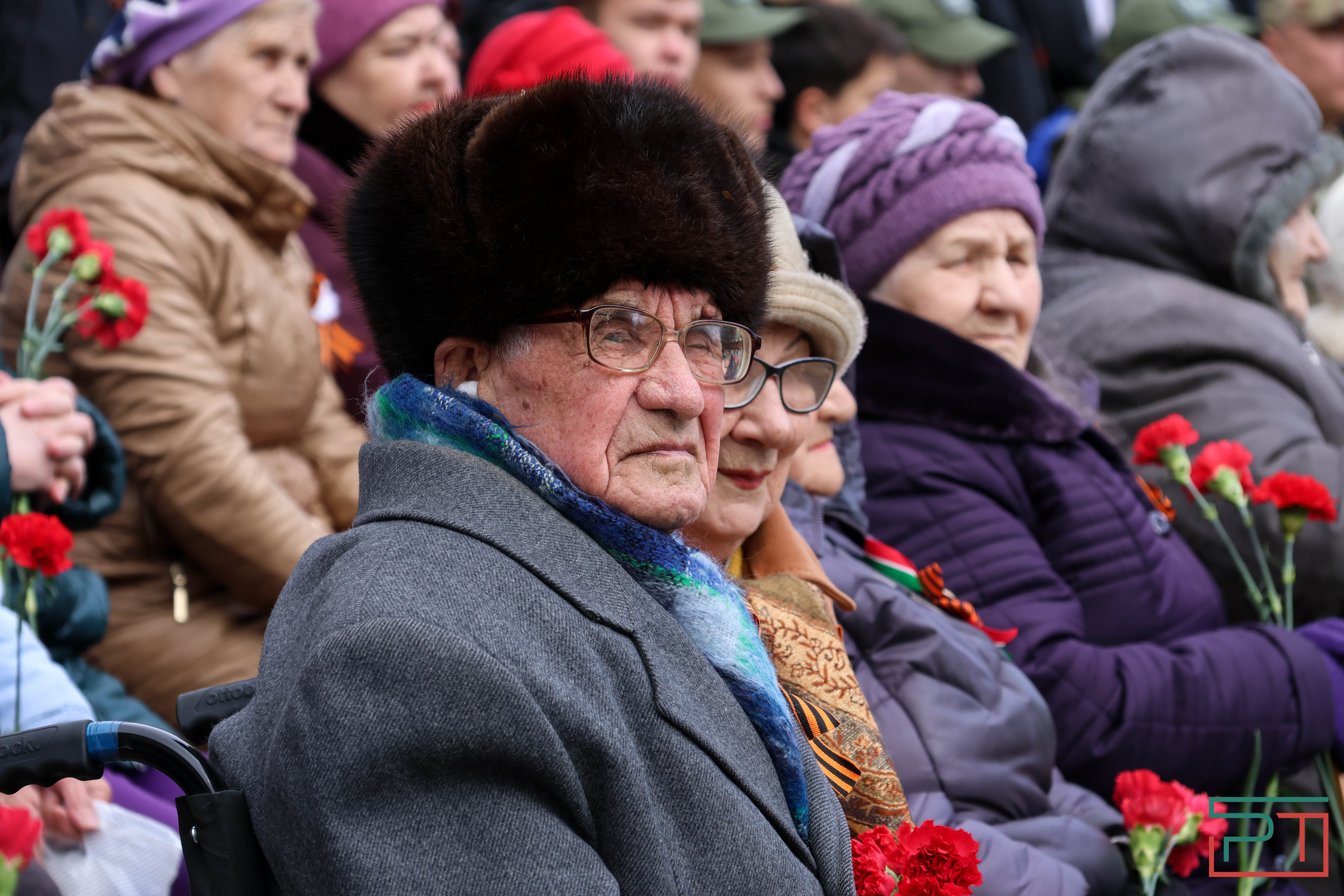 Акция "Парад у дома ветерана" прошла в Казани