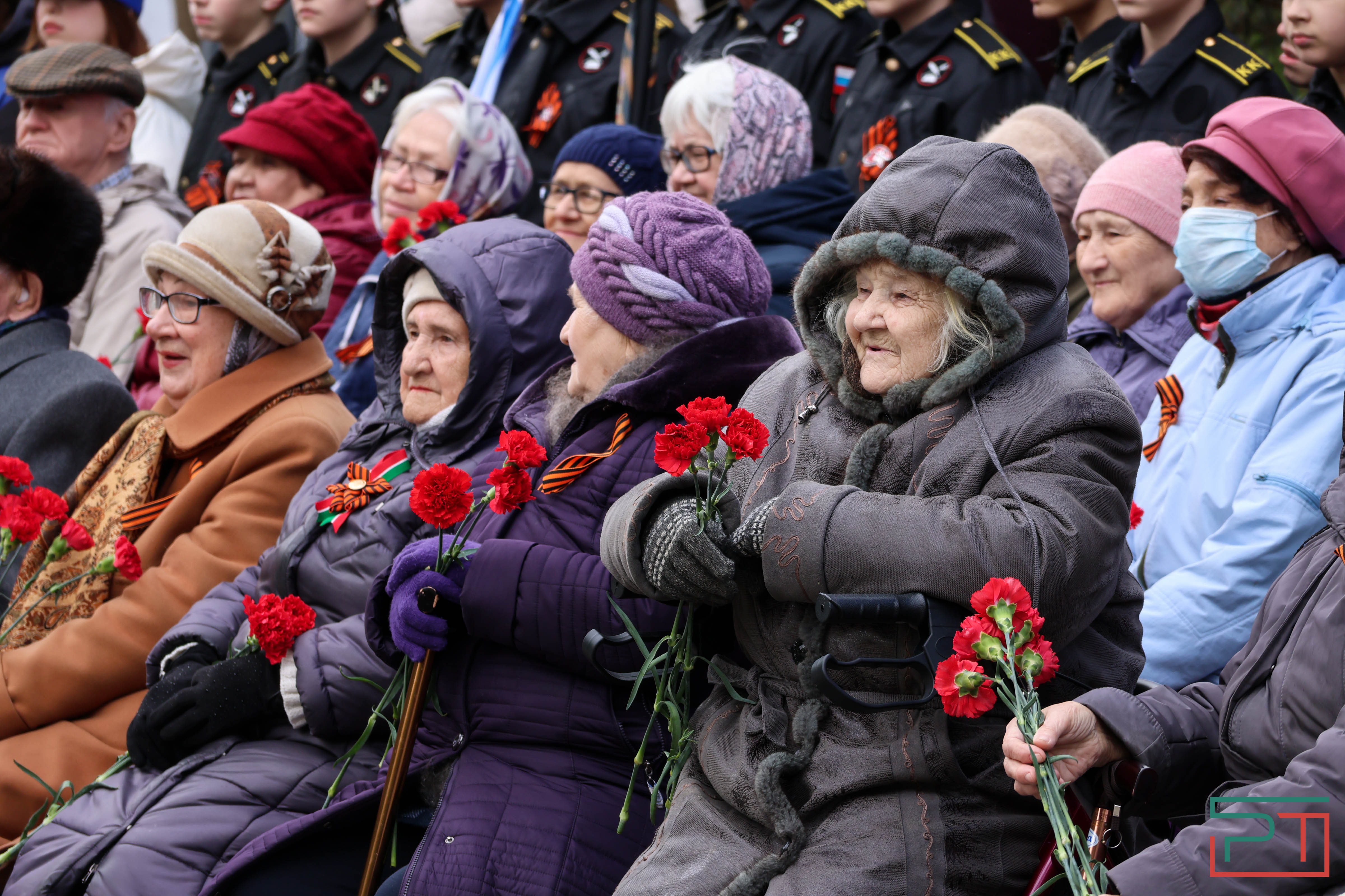 Акция "Парад у дома ветерана" прошла в Казани