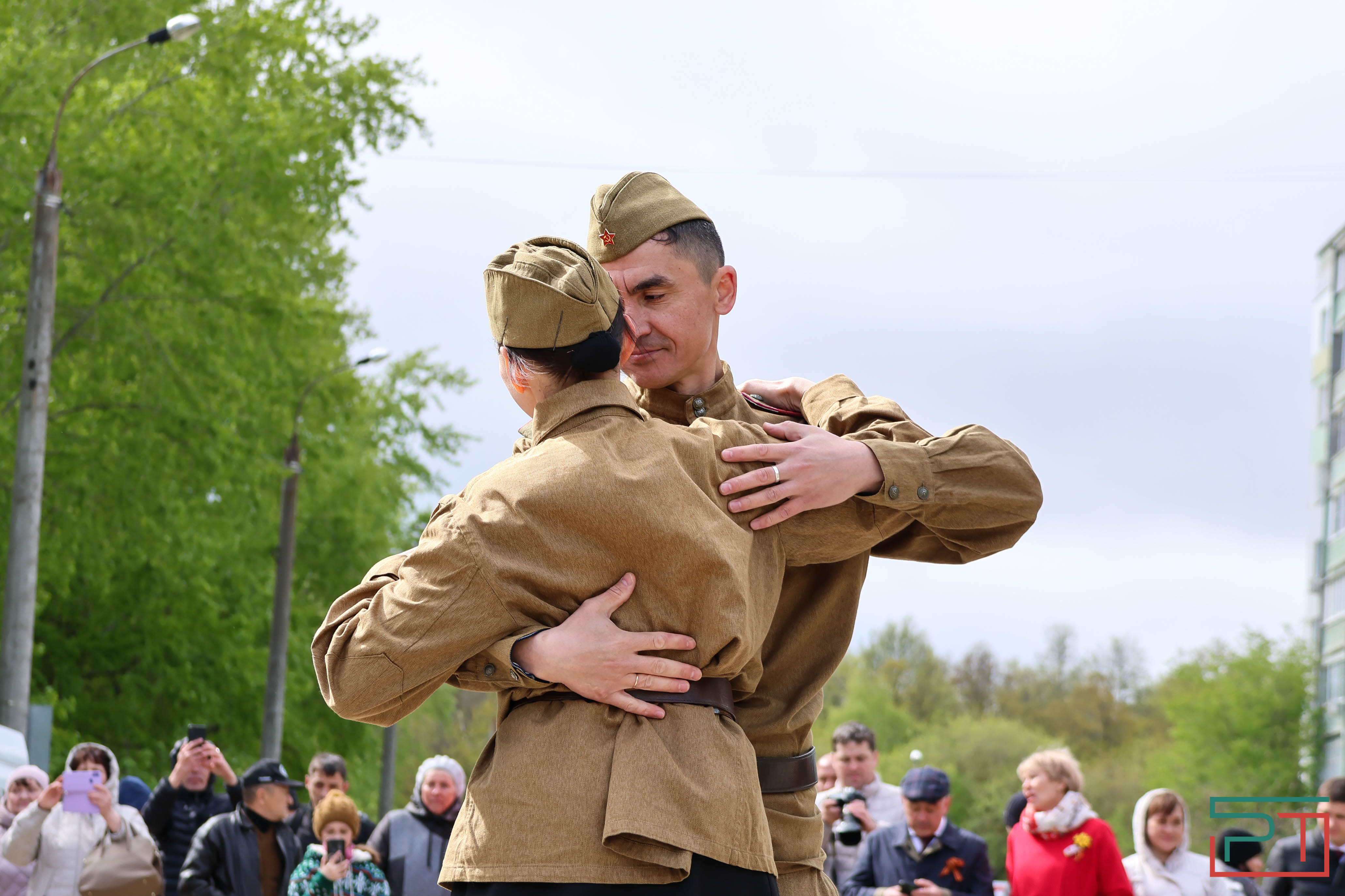 Акция "Парад у дома ветерана" прошла в Казани