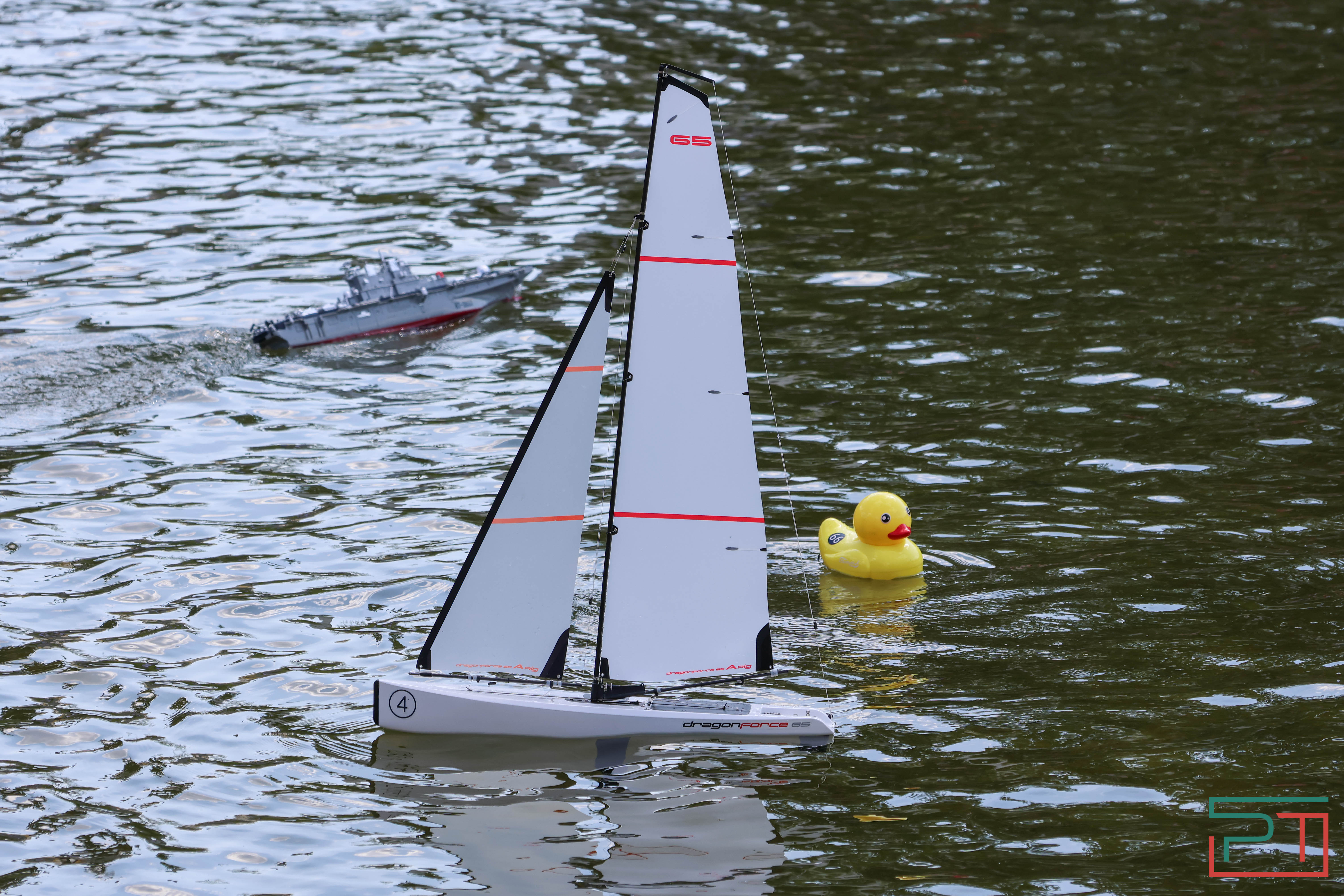 Благотворительная регата прошла в парке "Черное озеро"