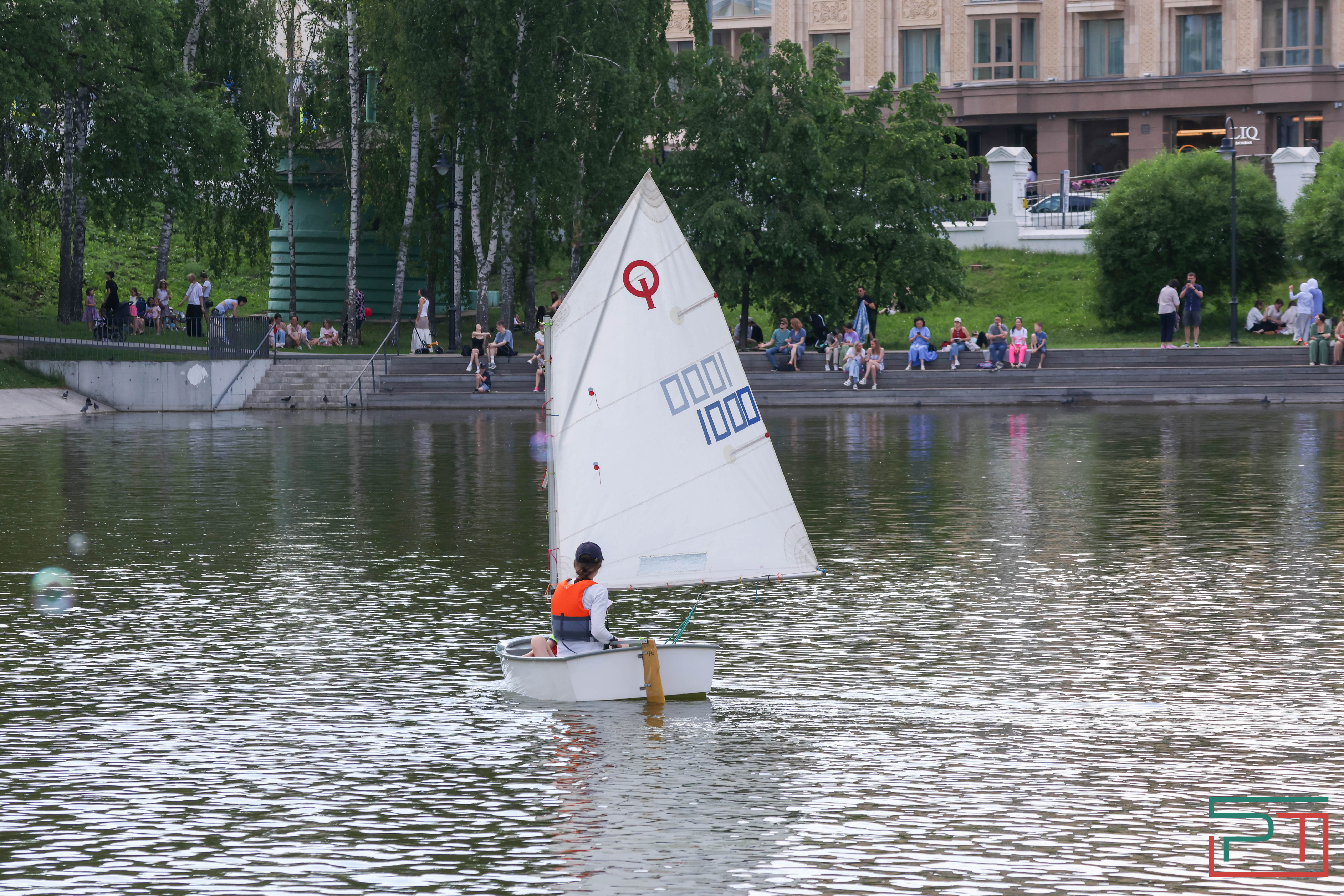 Благотворительная регата прошла в парке "Черное озеро"