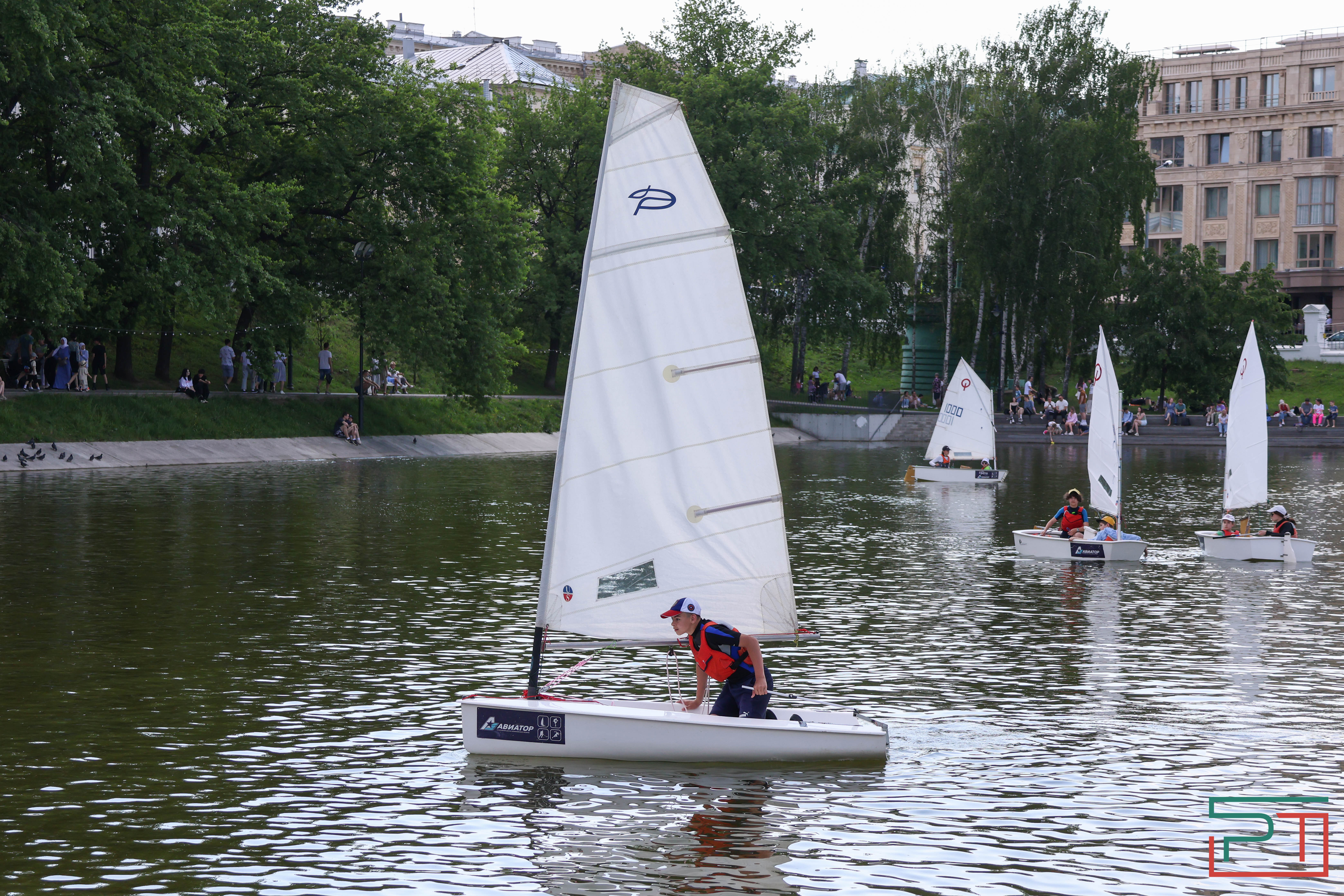 Благотворительная регата прошла в парке "Черное озеро"