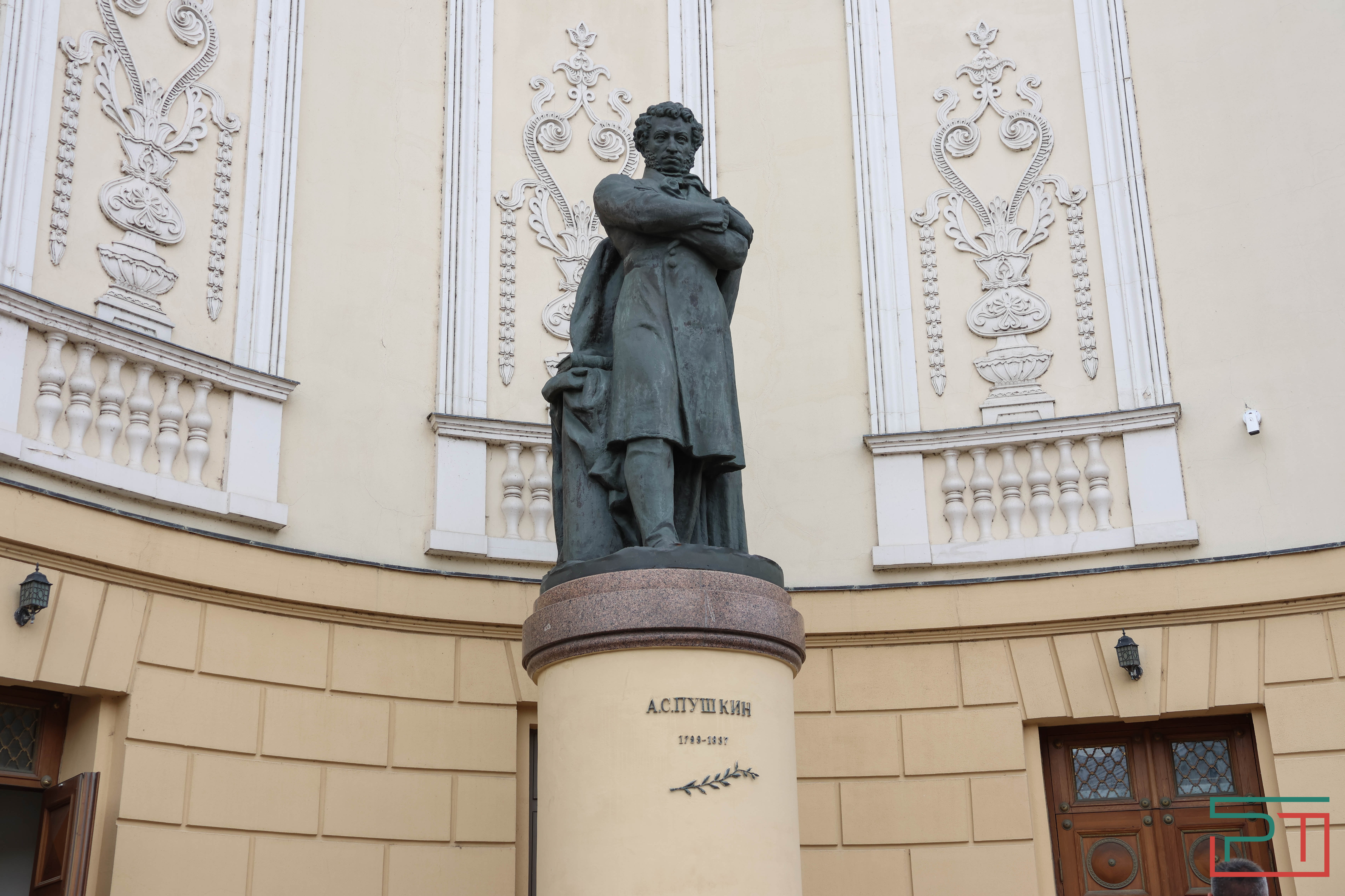 Мухаметшин и Шаймиев возложили цветы к памятнику Пушкину в Казани