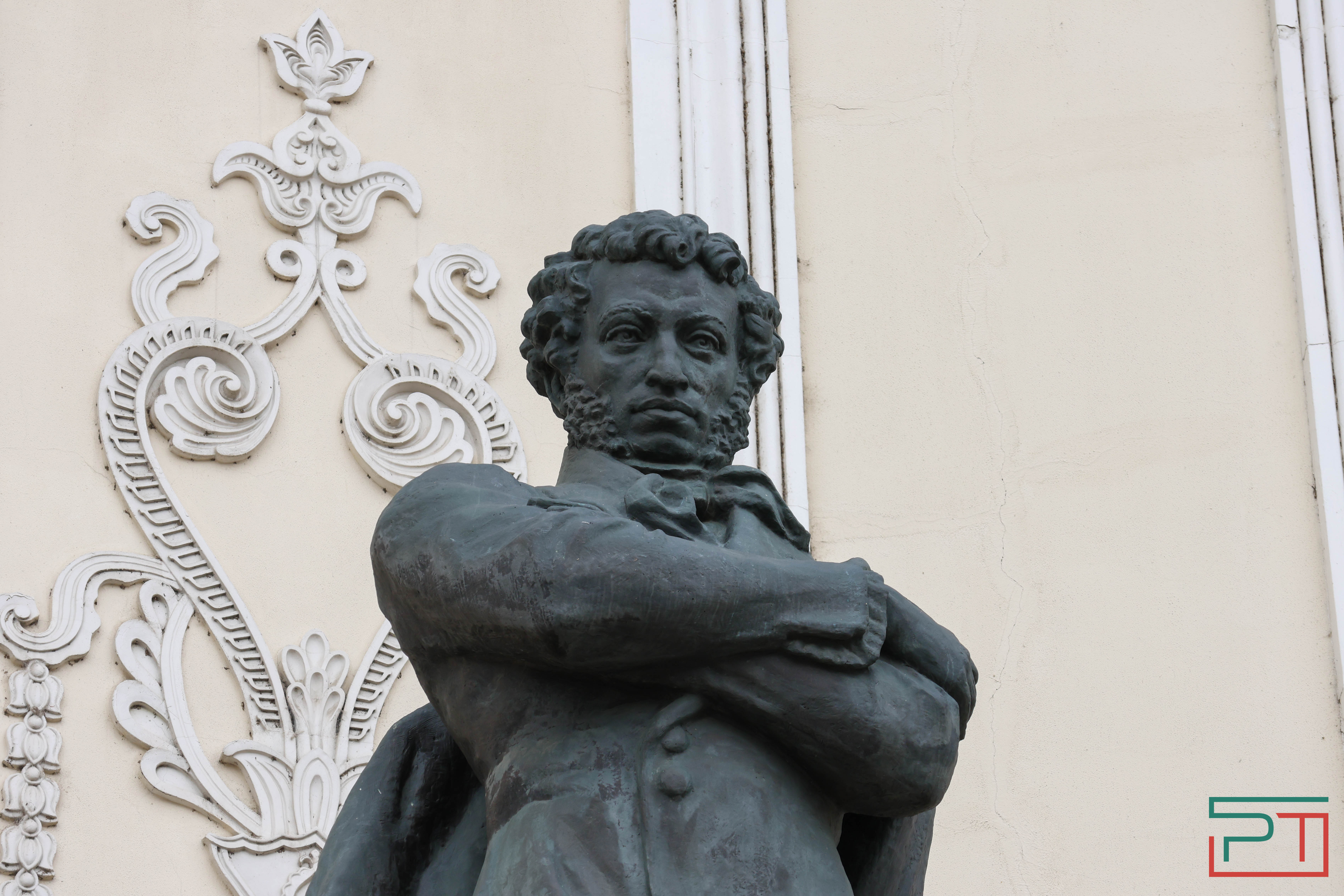 Мухаметшин и Шаймиев возложили цветы к памятнику Пушкину в Казани