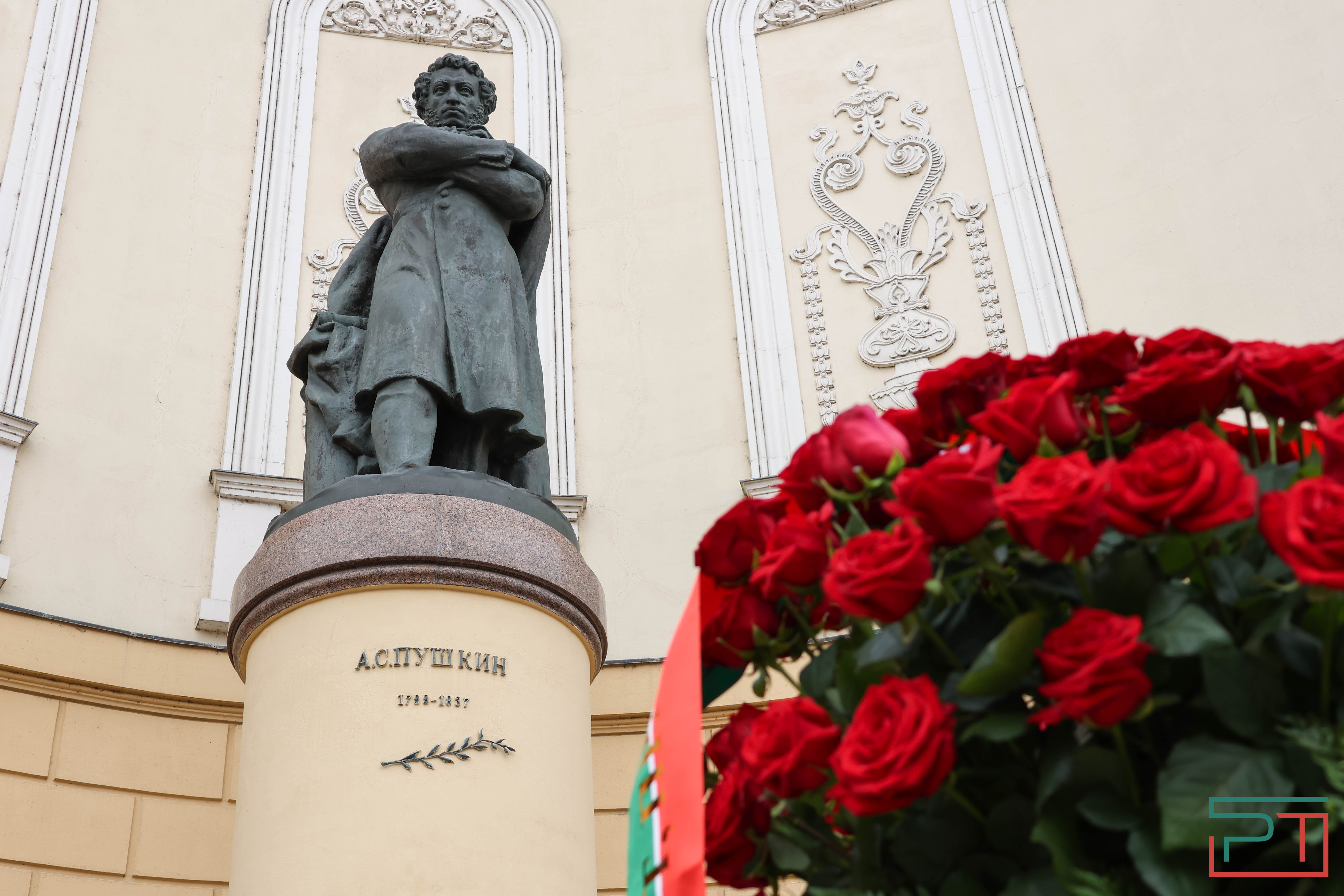 Мухаметшин и Шаймиев возложили цветы к памятнику Пушкину в Казани