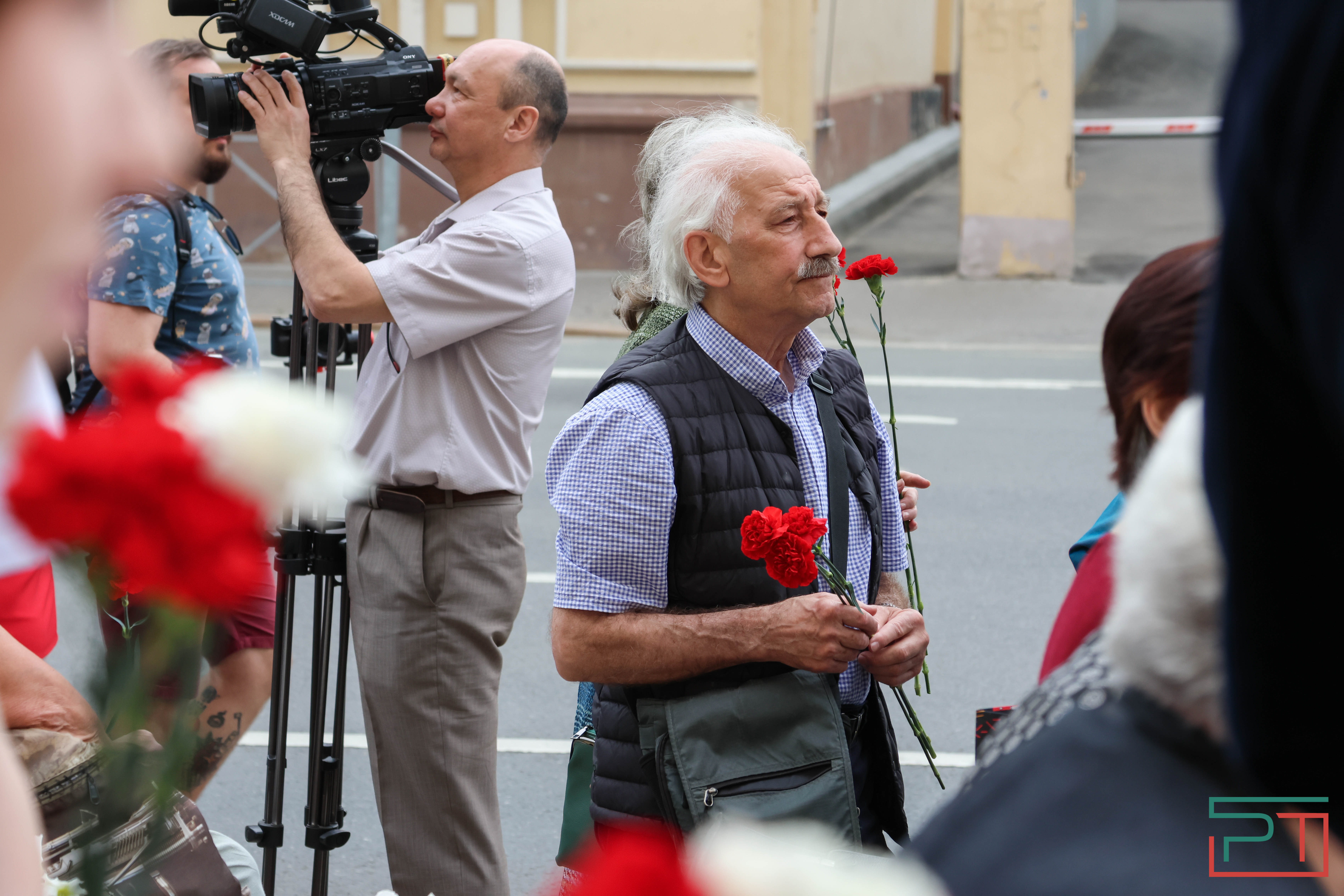 Мухаметшин и Шаймиев возложили цветы к памятнику Пушкину в Казани