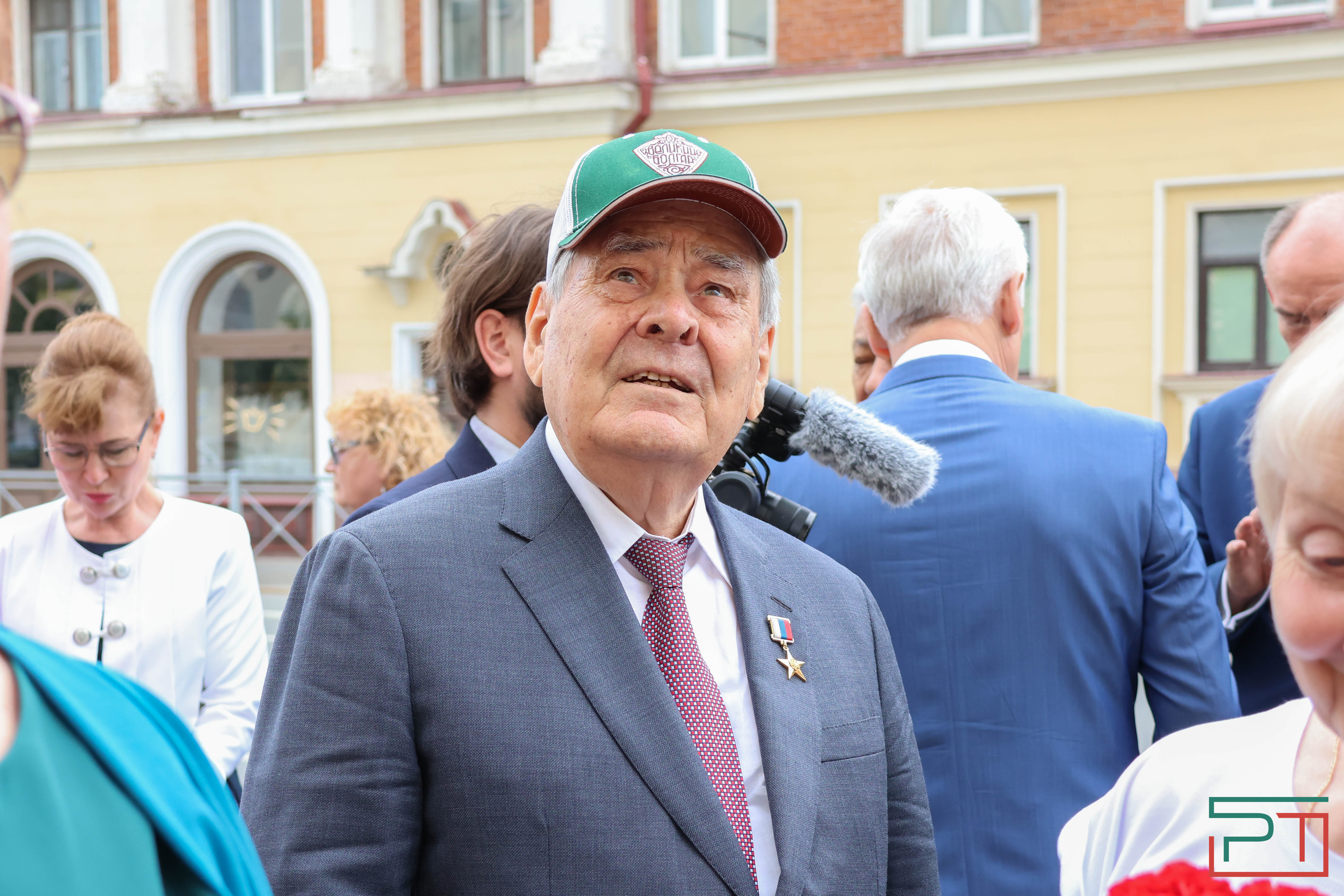 Мухаметшин и Шаймиев возложили цветы к памятнику Пушкину в Казани