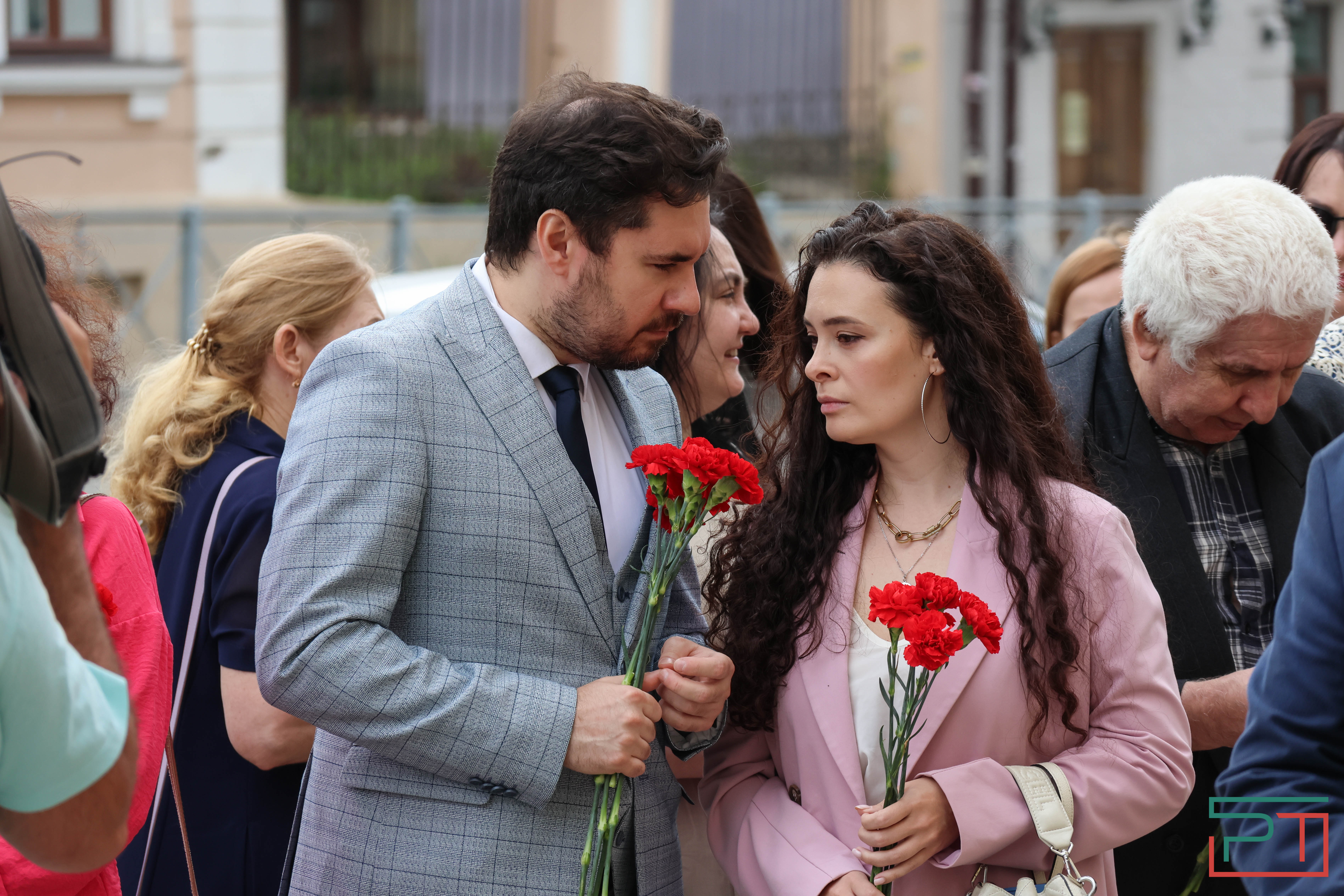 Мухаметшин и Шаймиев возложили цветы к памятнику Пушкину в Казани