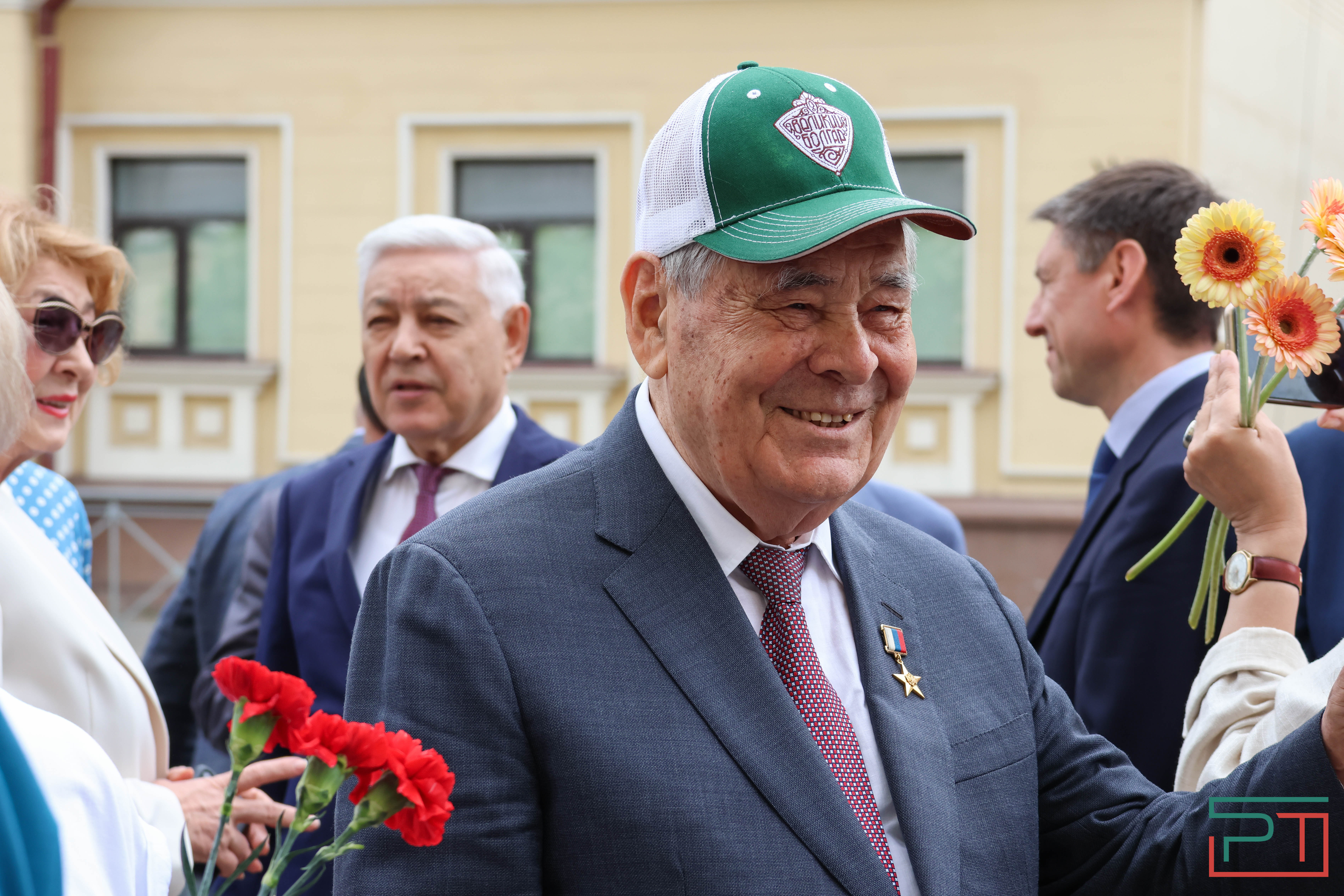 Мухаметшин и Шаймиев возложили цветы к памятнику Пушкину в Казани