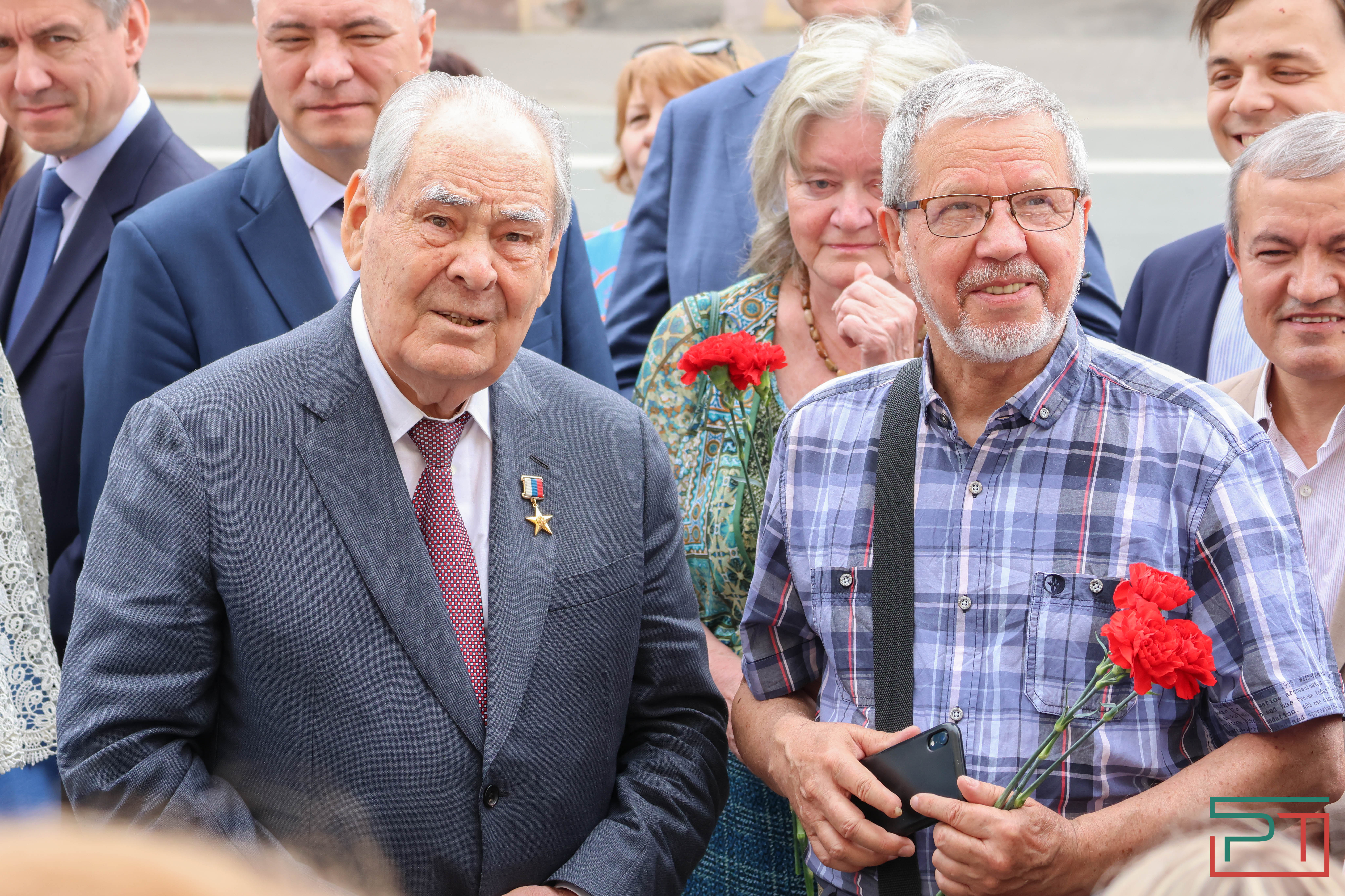 Мухаметшин и Шаймиев возложили цветы к памятнику Пушкину в Казани