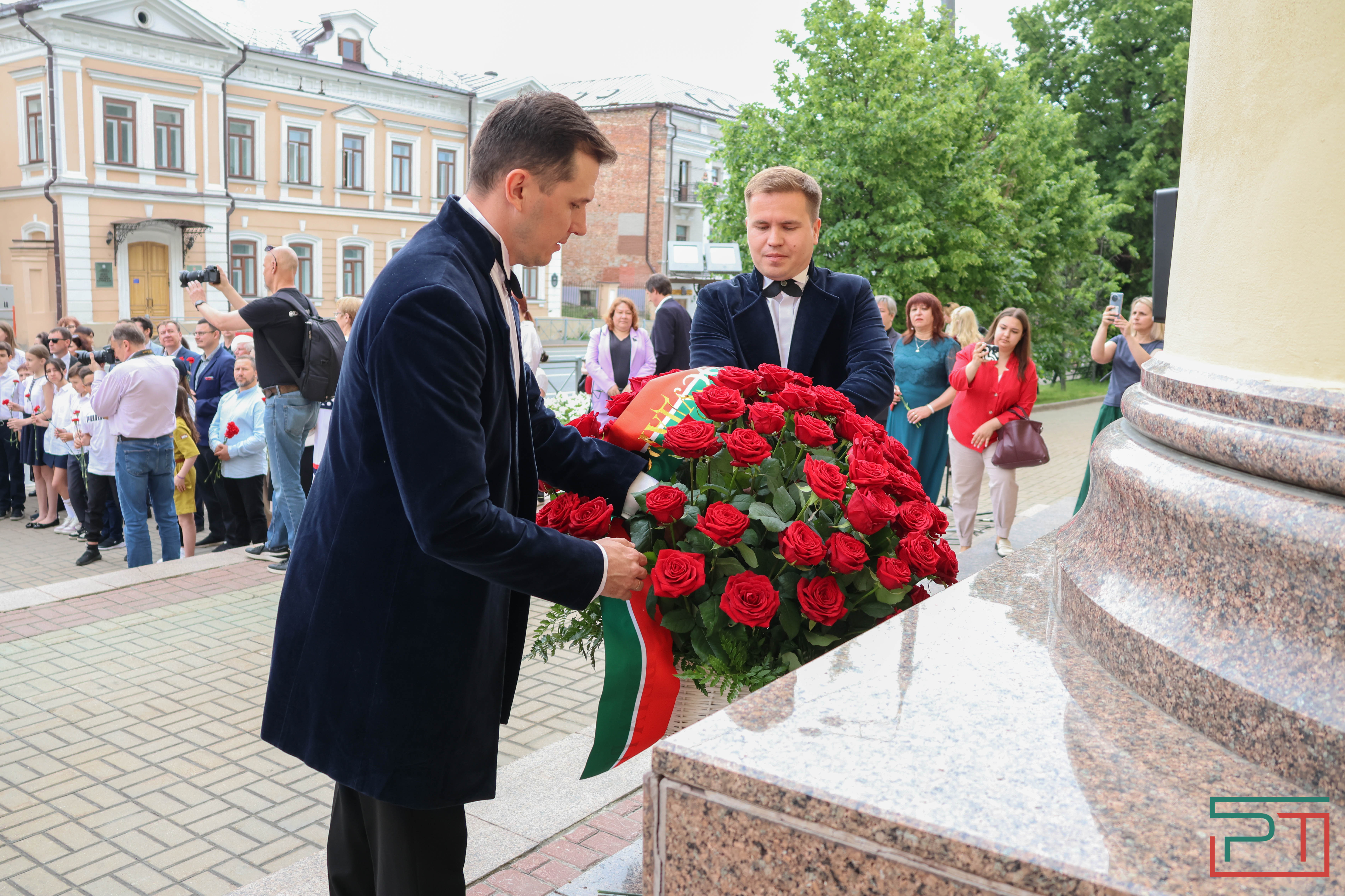 Мухаметшин и Шаймиев возложили цветы к памятнику Пушкину в Казани