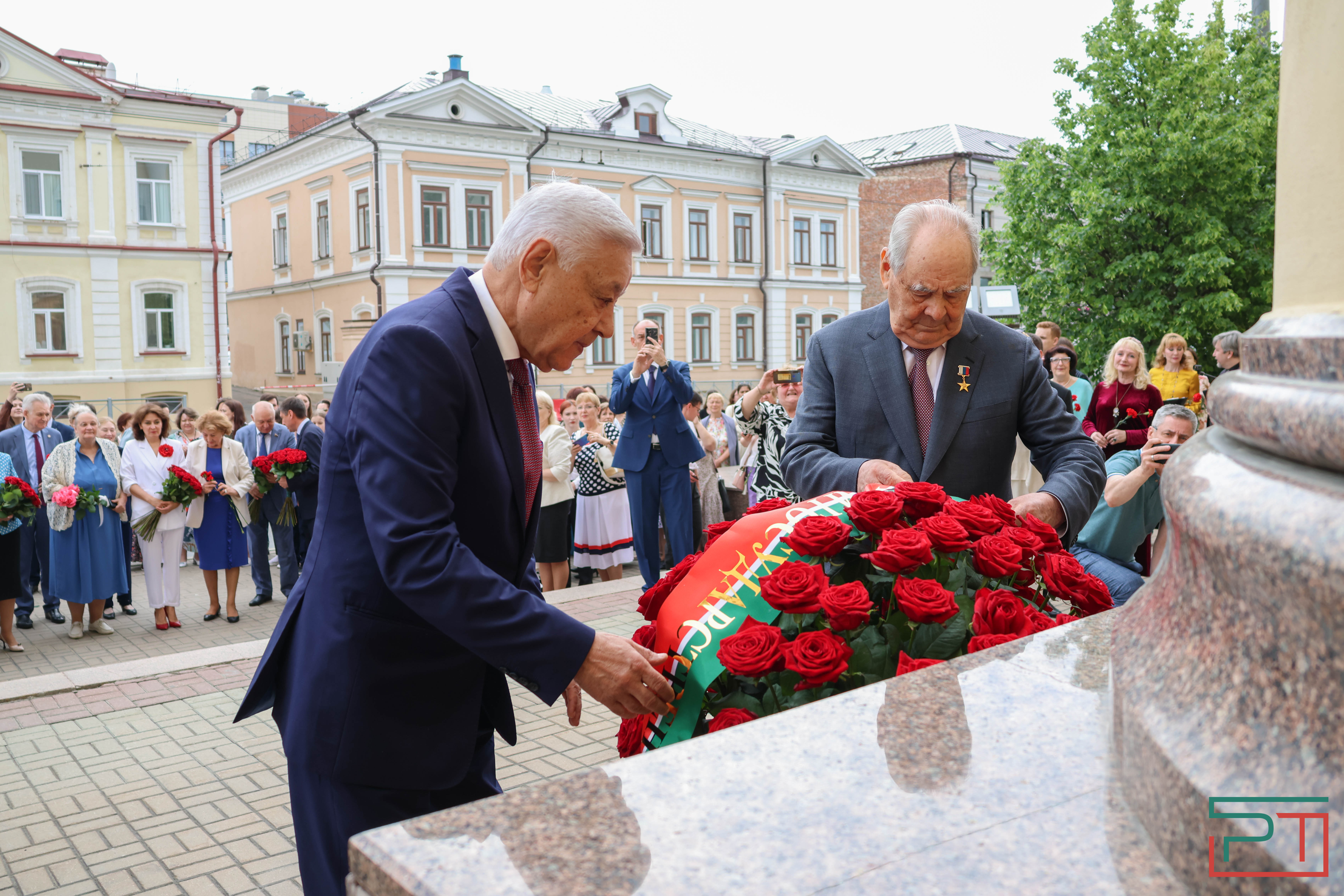 Мухаметшин и Шаймиев возложили цветы к памятнику Пушкину в Казани