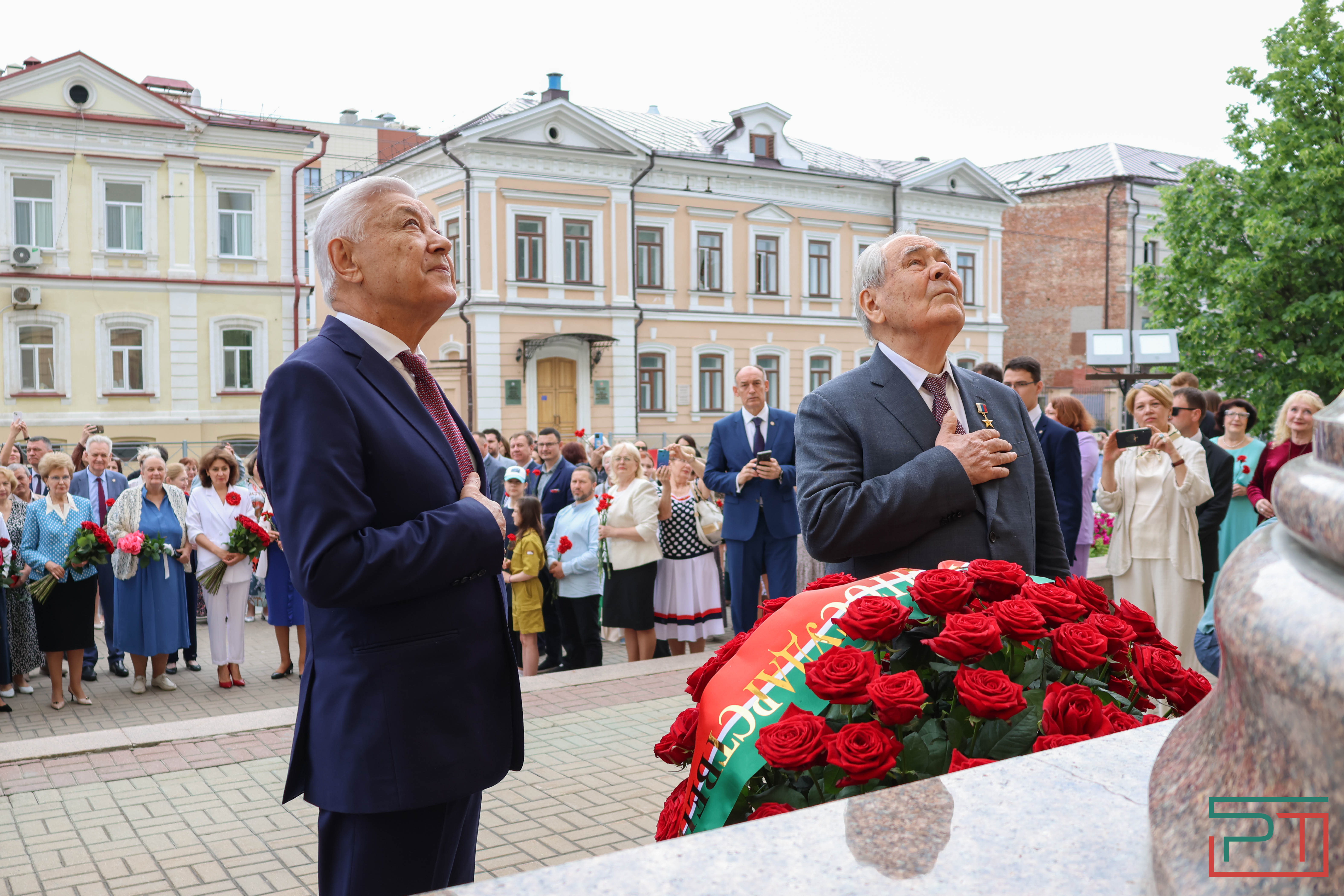 Мухаметшин и Шаймиев возложили цветы к памятнику Пушкину в Казани