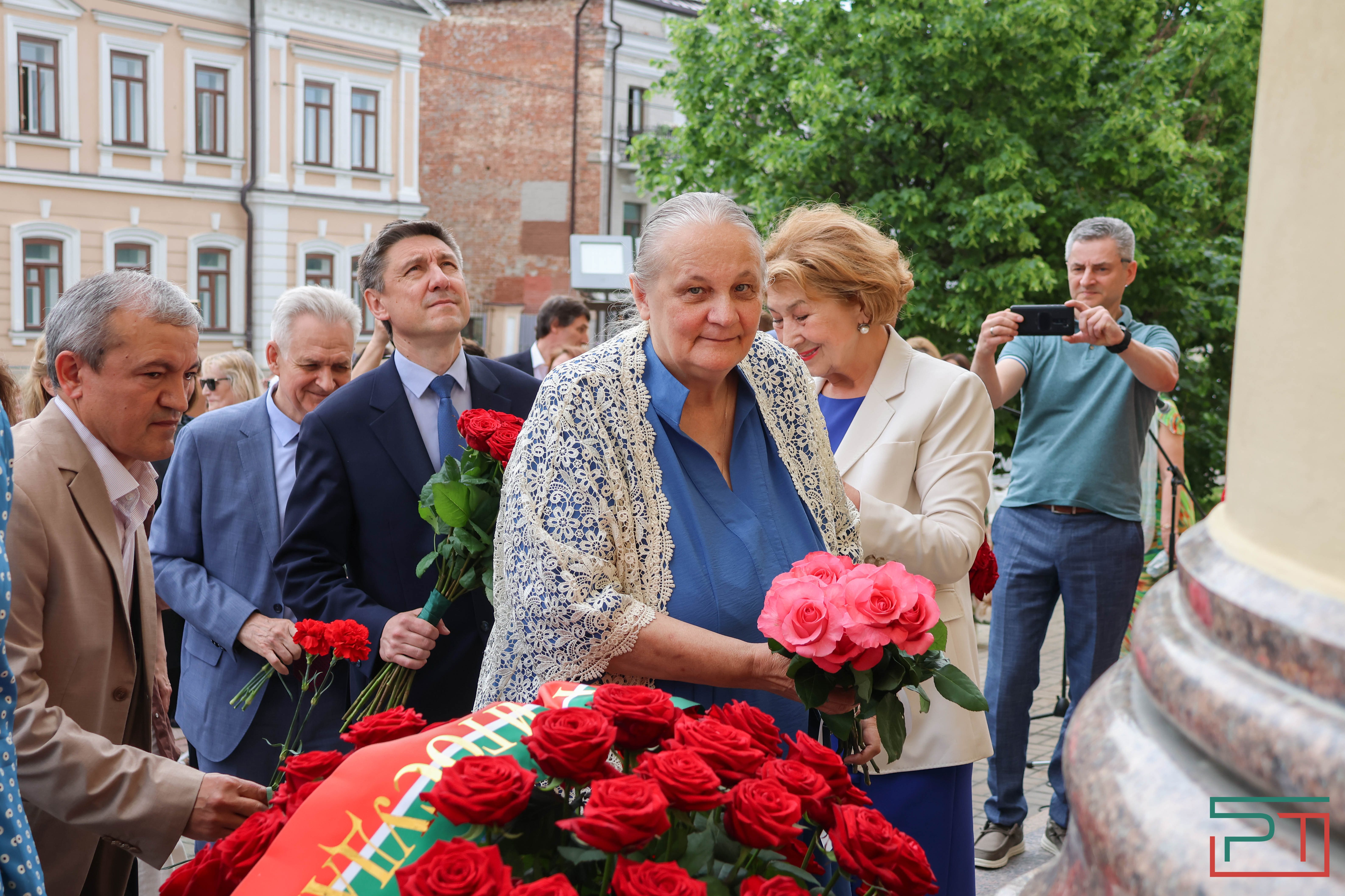 Мухаметшин и Шаймиев возложили цветы к памятнику Пушкину в Казани