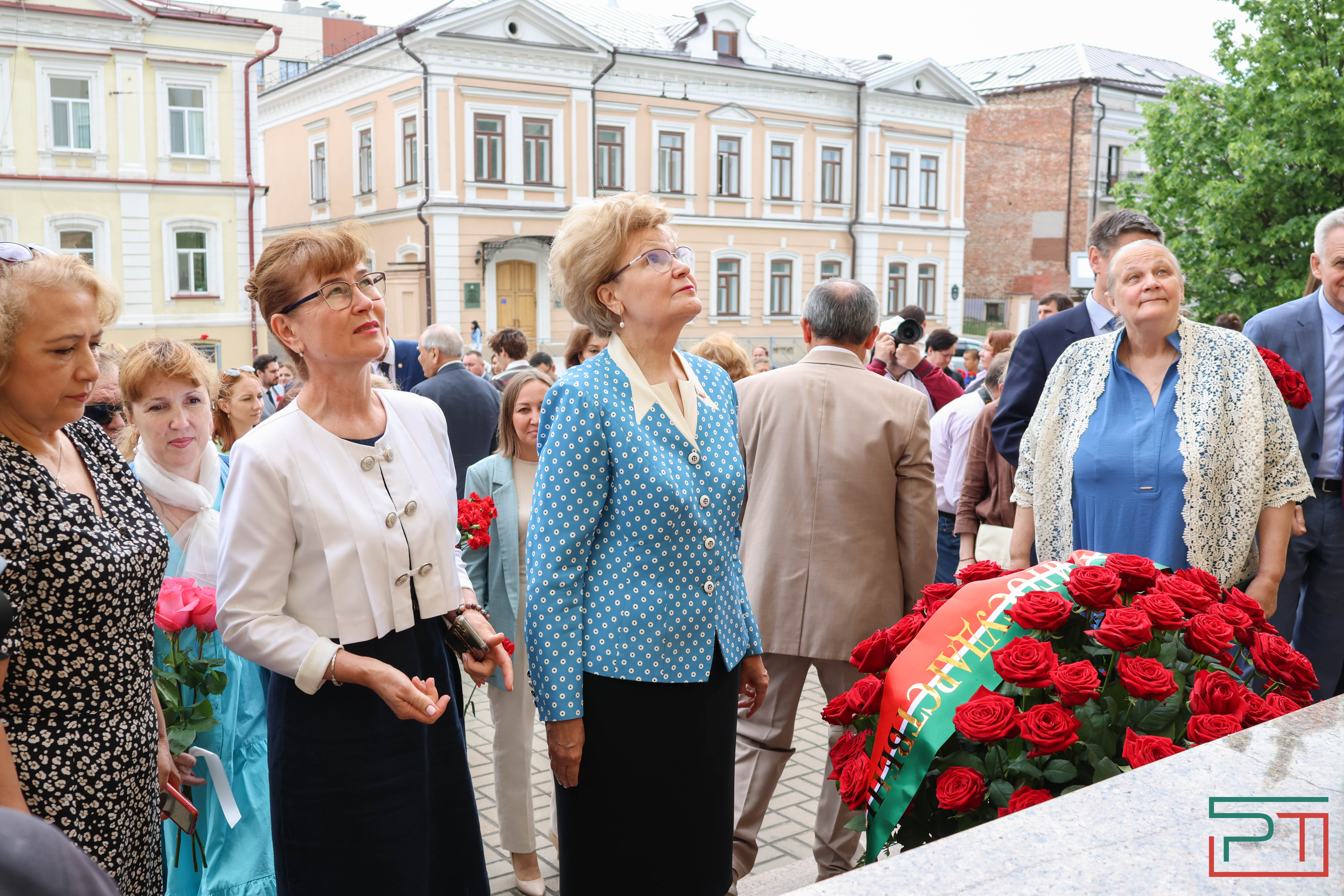 Мухаметшин и Шаймиев возложили цветы к памятнику Пушкину в Казани
