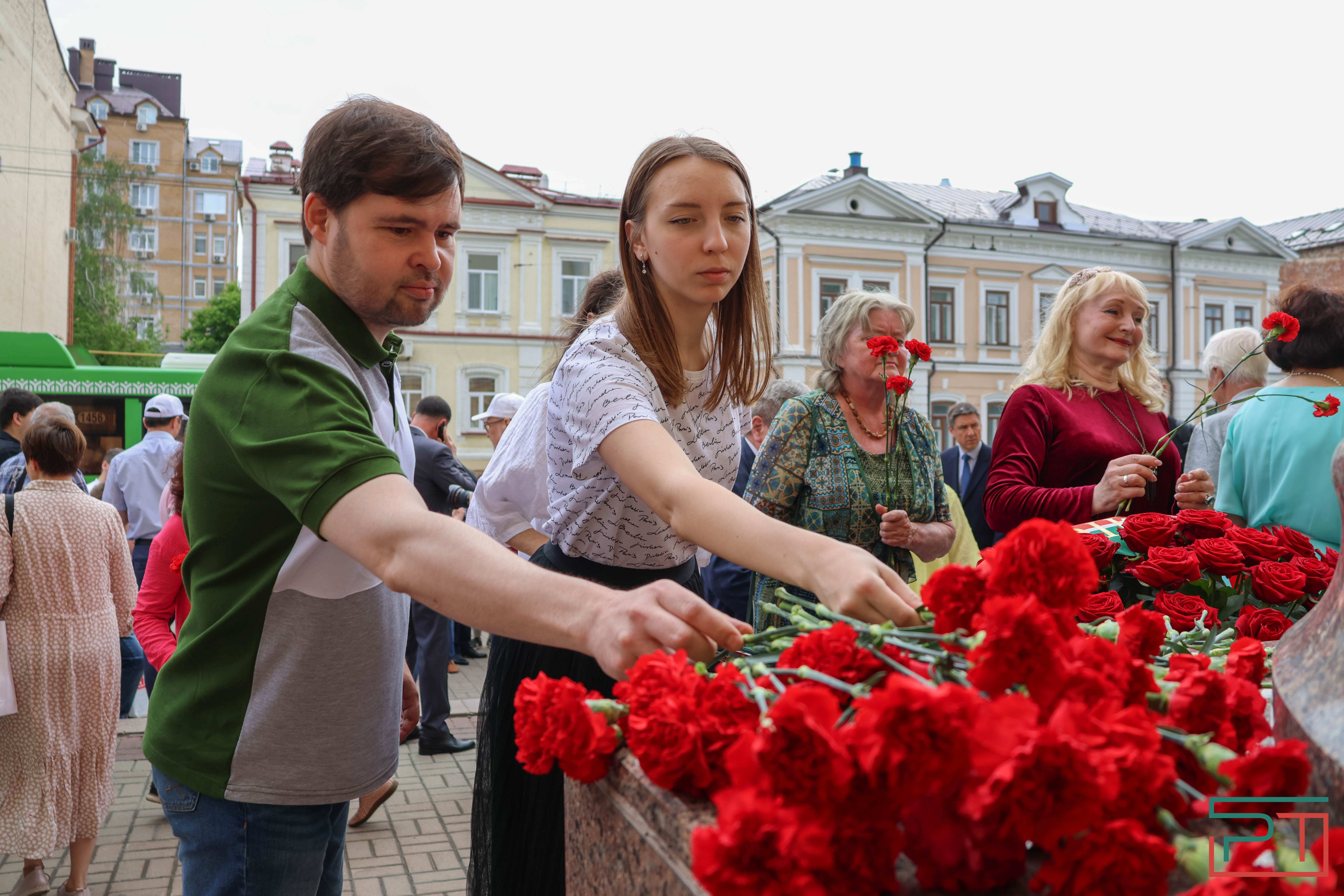 Мухаметшин и Шаймиев возложили цветы к памятнику Пушкину в Казани