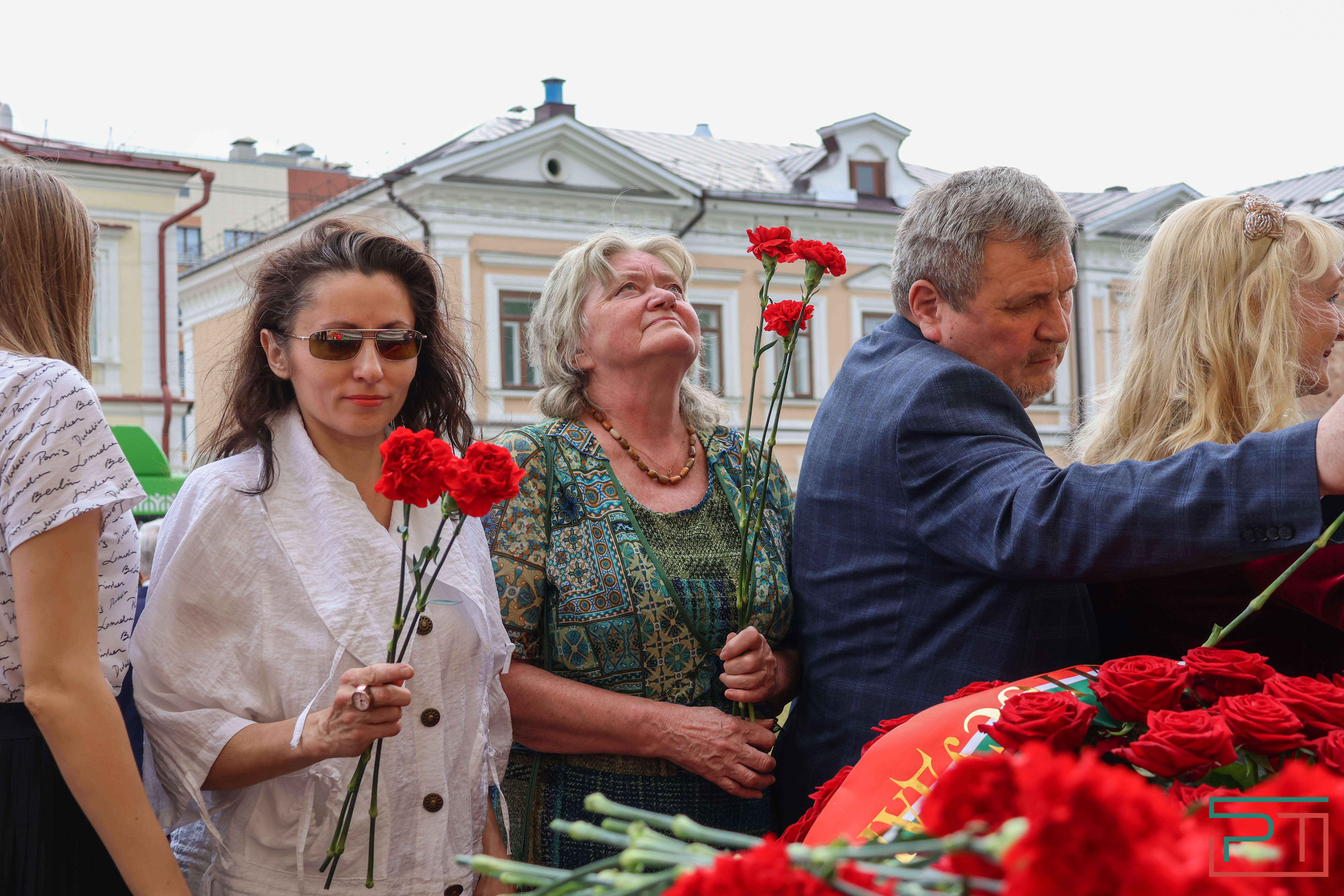 Мухаметшин и Шаймиев возложили цветы к памятнику Пушкину в Казани