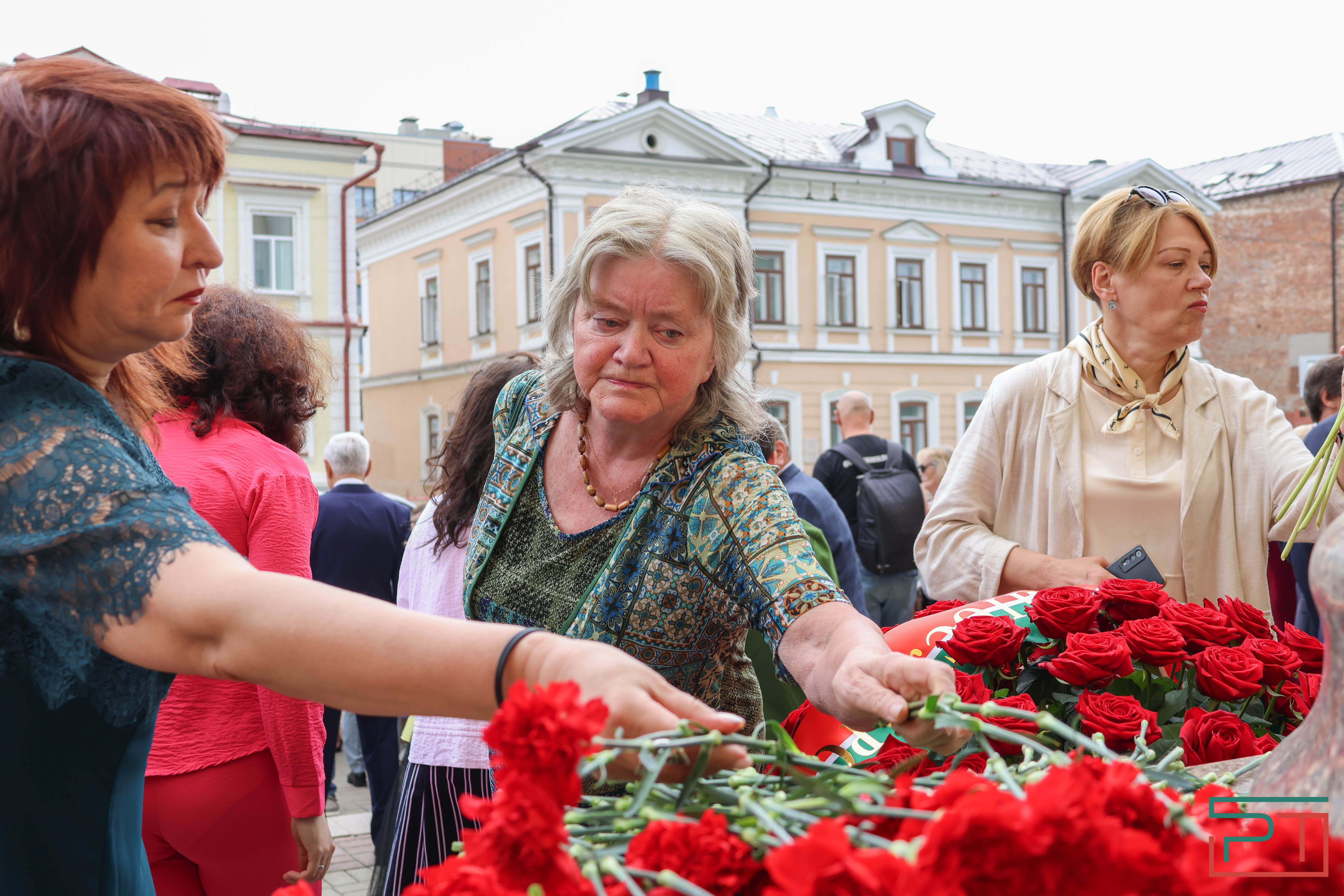 Мухаметшин и Шаймиев возложили цветы к памятнику Пушкину в Казани