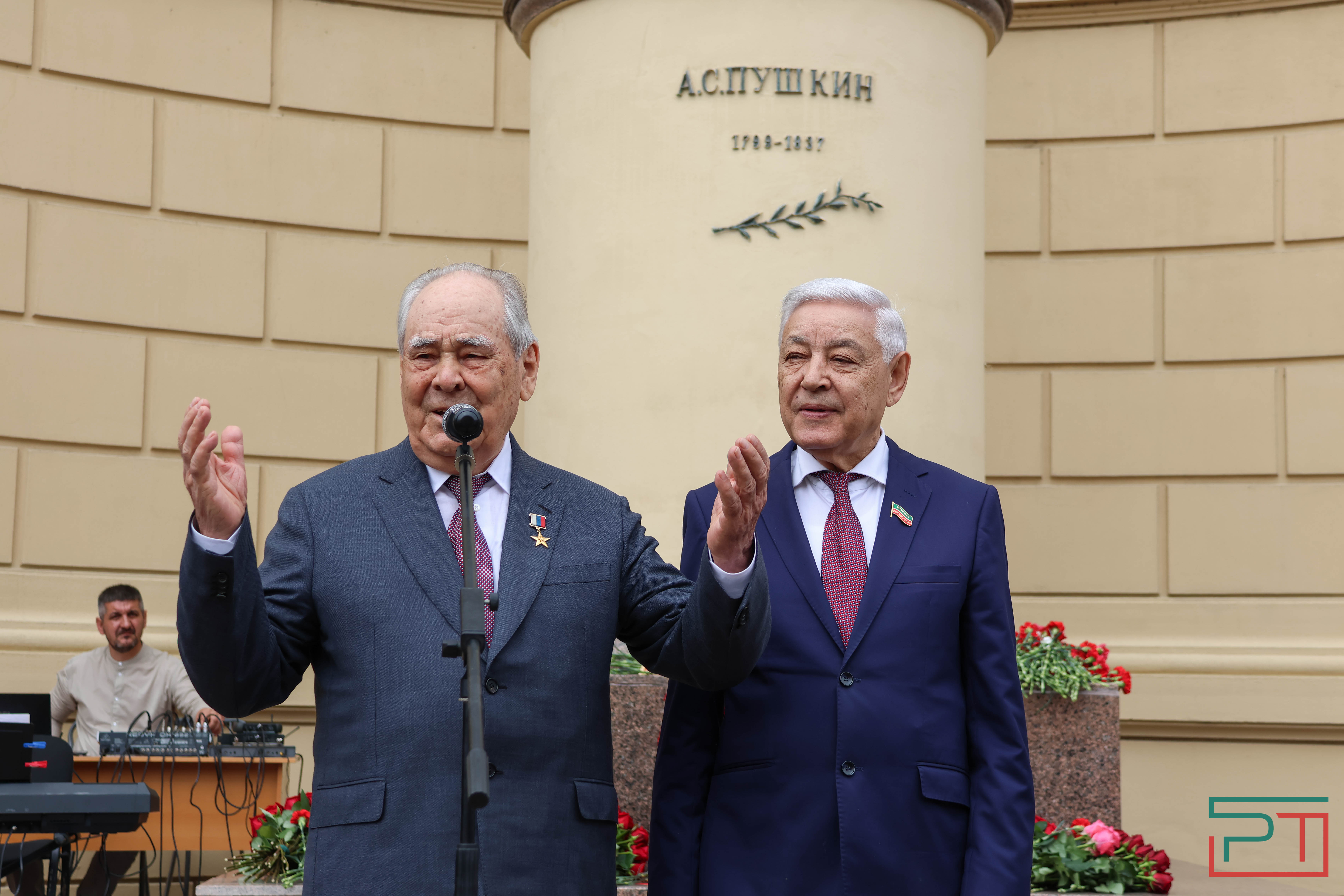 Мухаметшин и Шаймиев возложили цветы к памятнику Пушкину в Казани